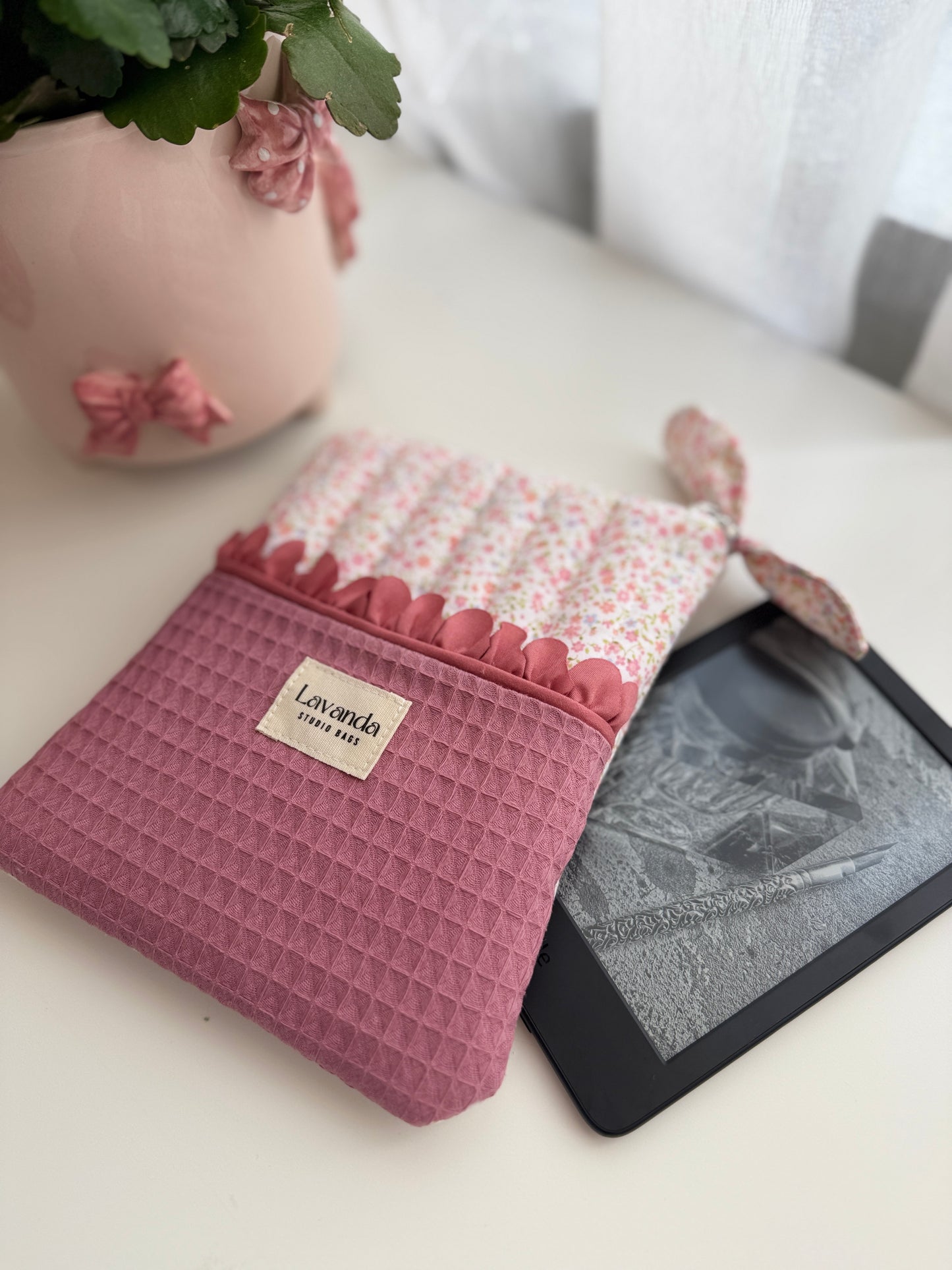 Capa Kindle mini flores pastel.