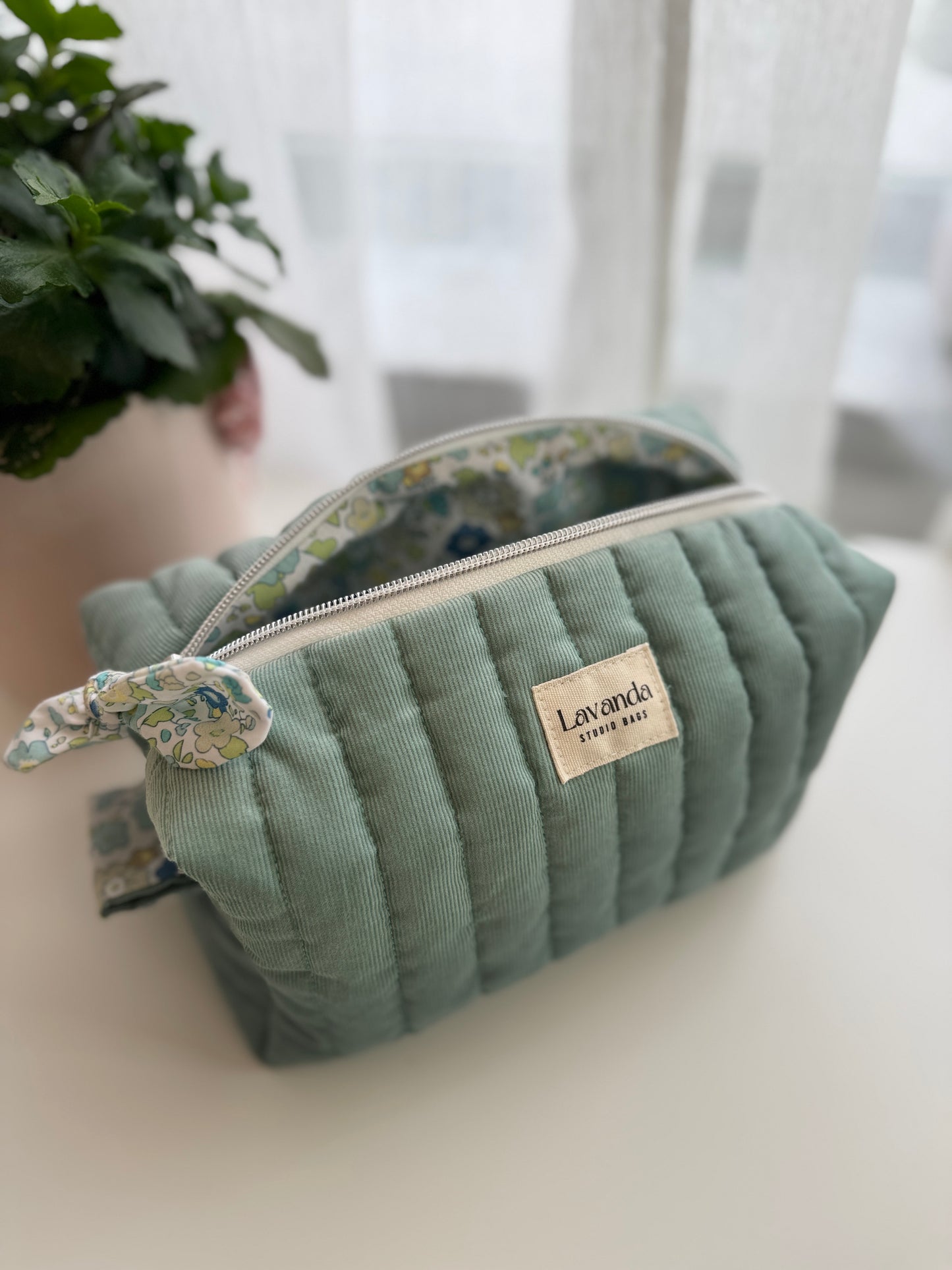 Nécessaire de cosméticos Fresia com flores simples no interior.