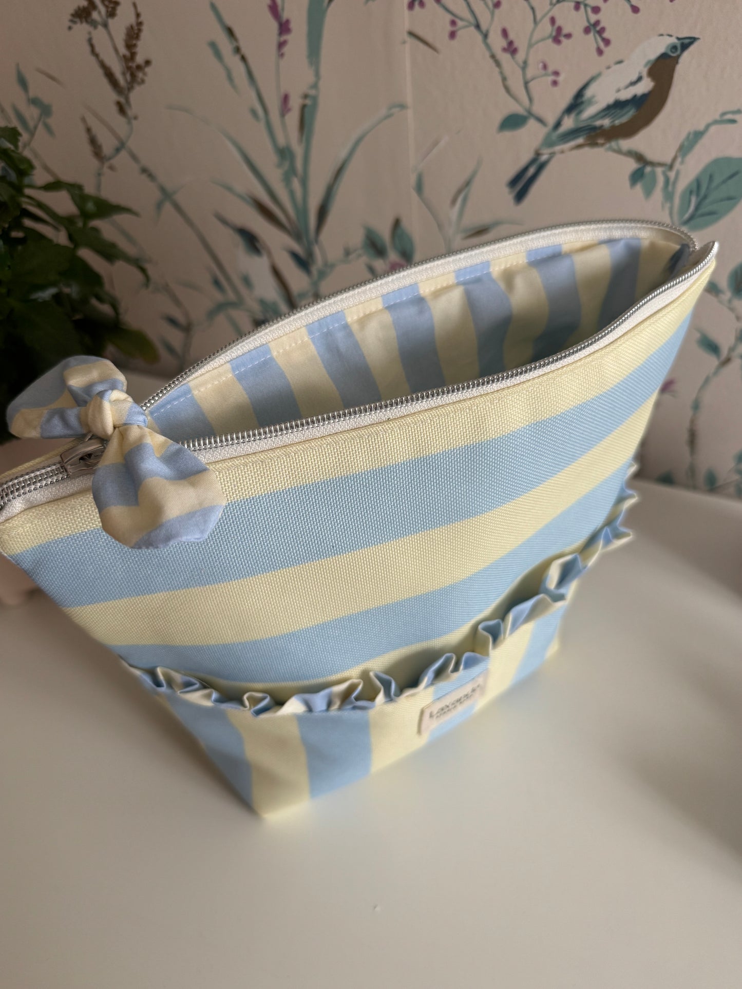 Bolsa de cosméticos cosmos🌸 azul e pastel manteiga.