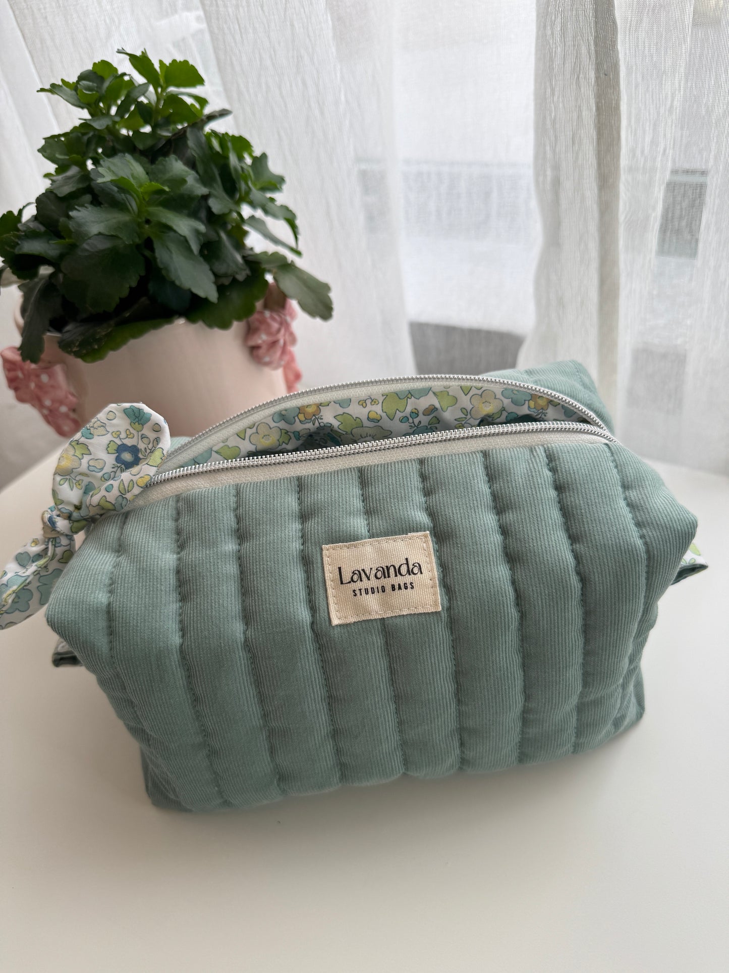 Nécessaire de cosméticos Fresia com flores simples no interior.