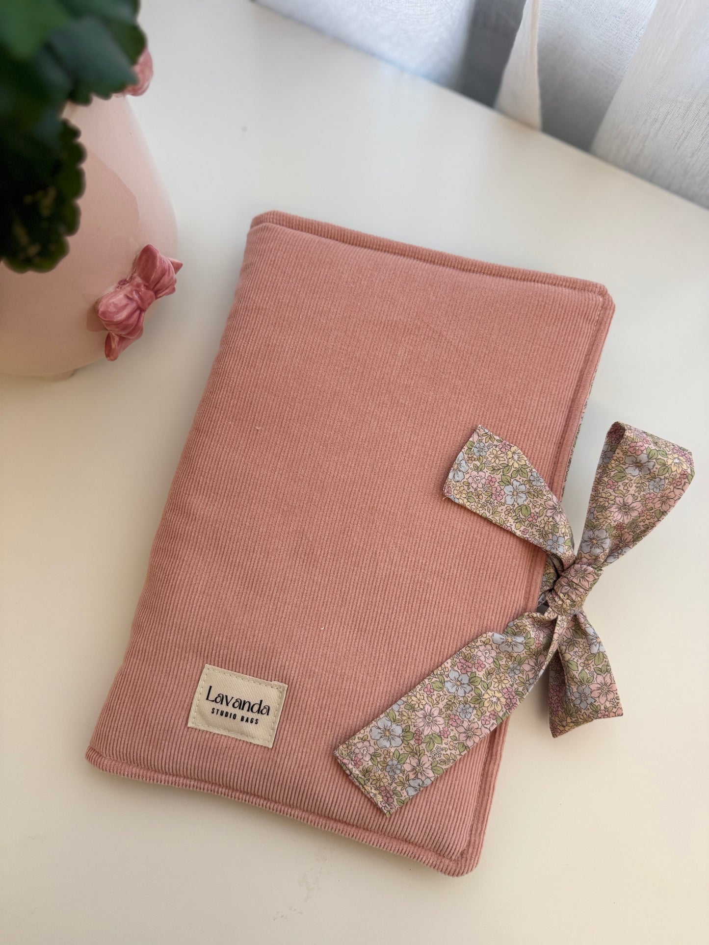 Capa de livro com abas, cápsula rosa