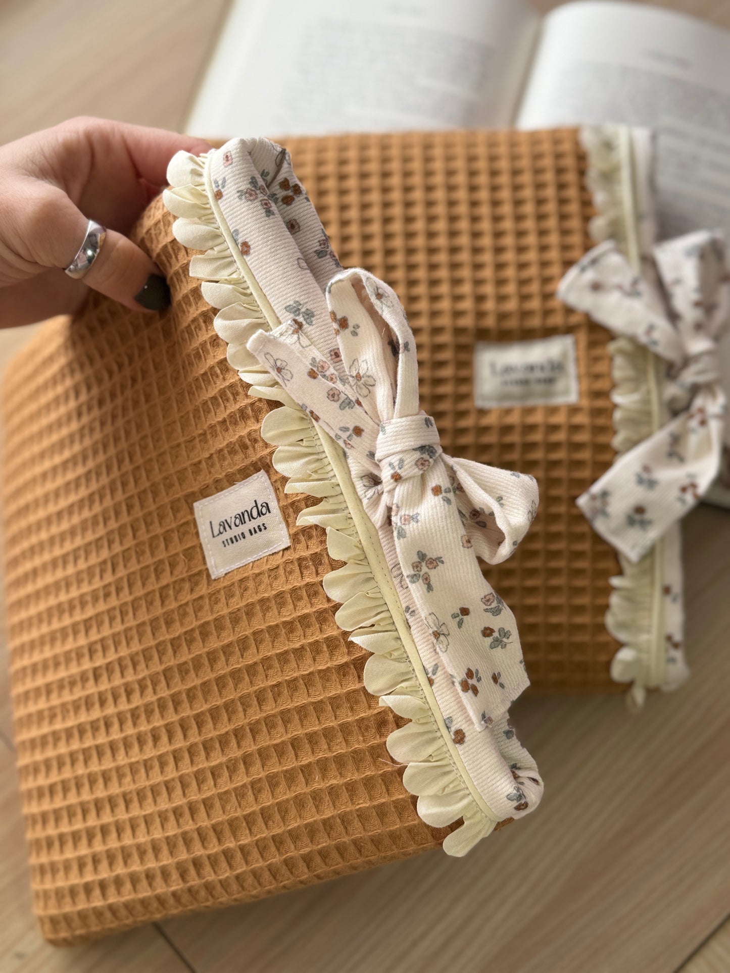 Book cover waffle ocre flowers