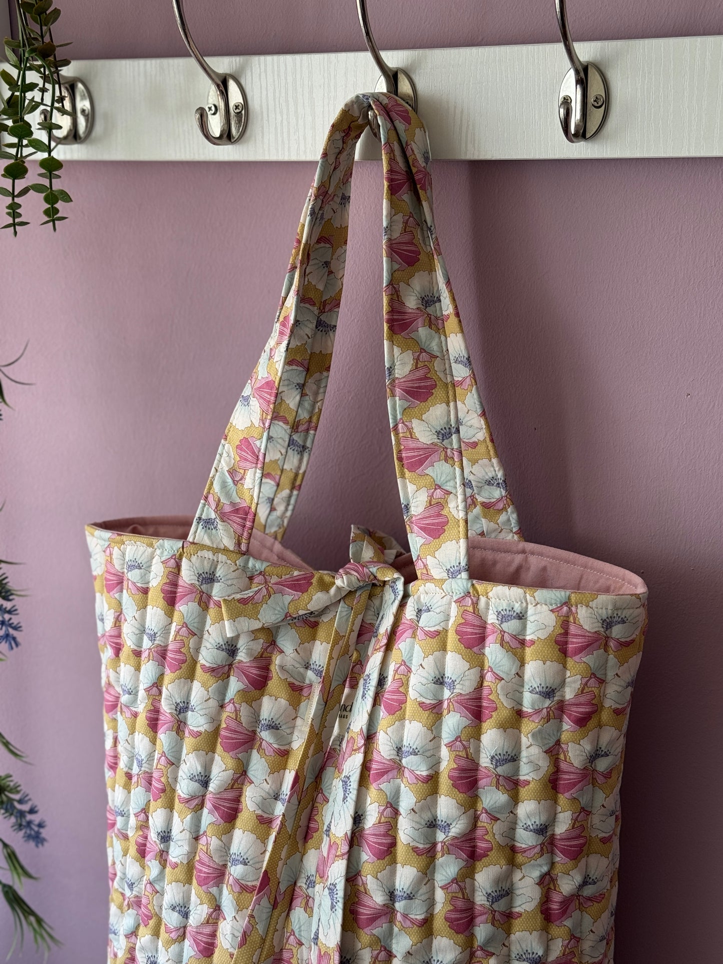 B.Tote bag nucifera flowers.