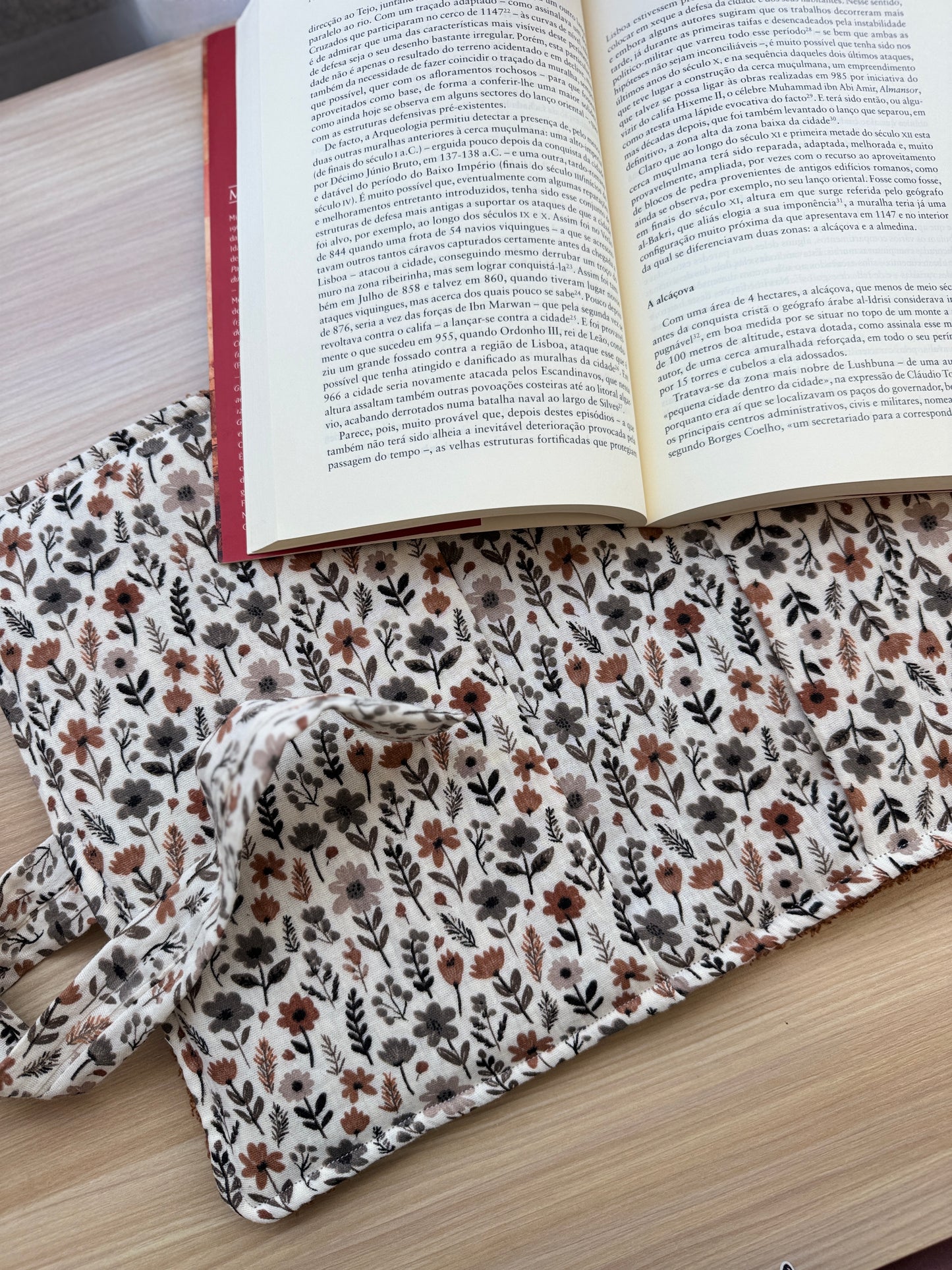 Book cover with flaps teddy brawn and flowers