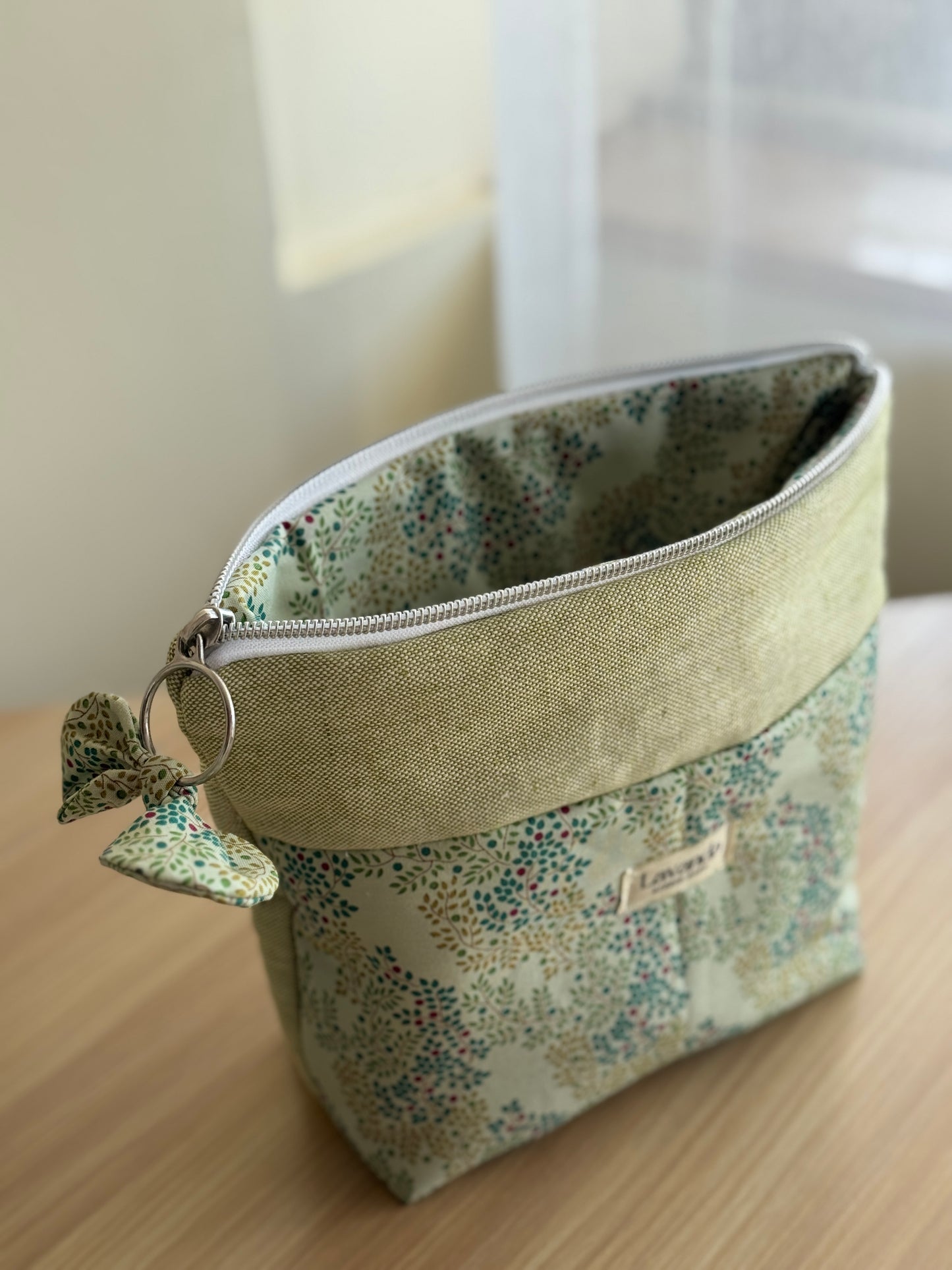 b.Cosmetic bag cosmos berrytangle