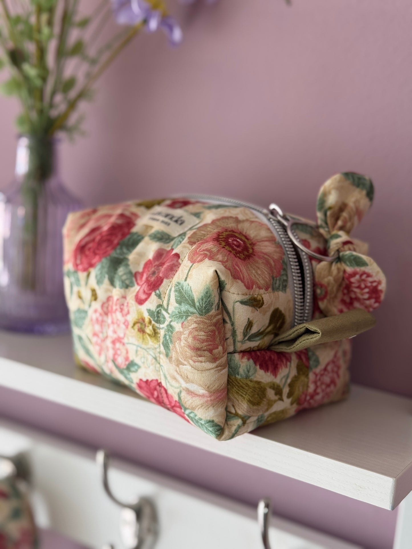 Mini cometic bag rouse and green cosmetic bag.
