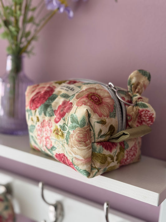 Mini cometic bag rouse and green cosmetic bag.