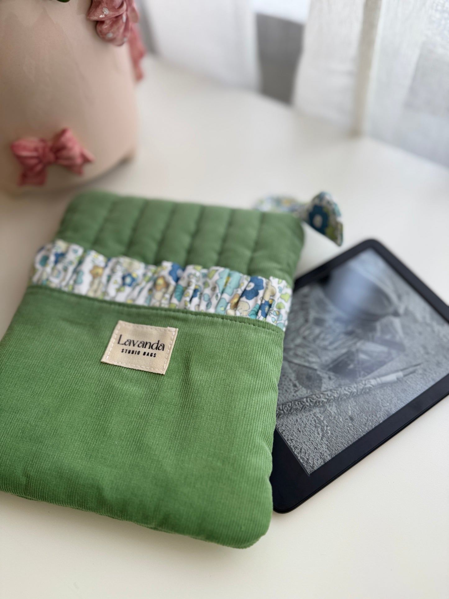 Capa Kindle flores pastel verde