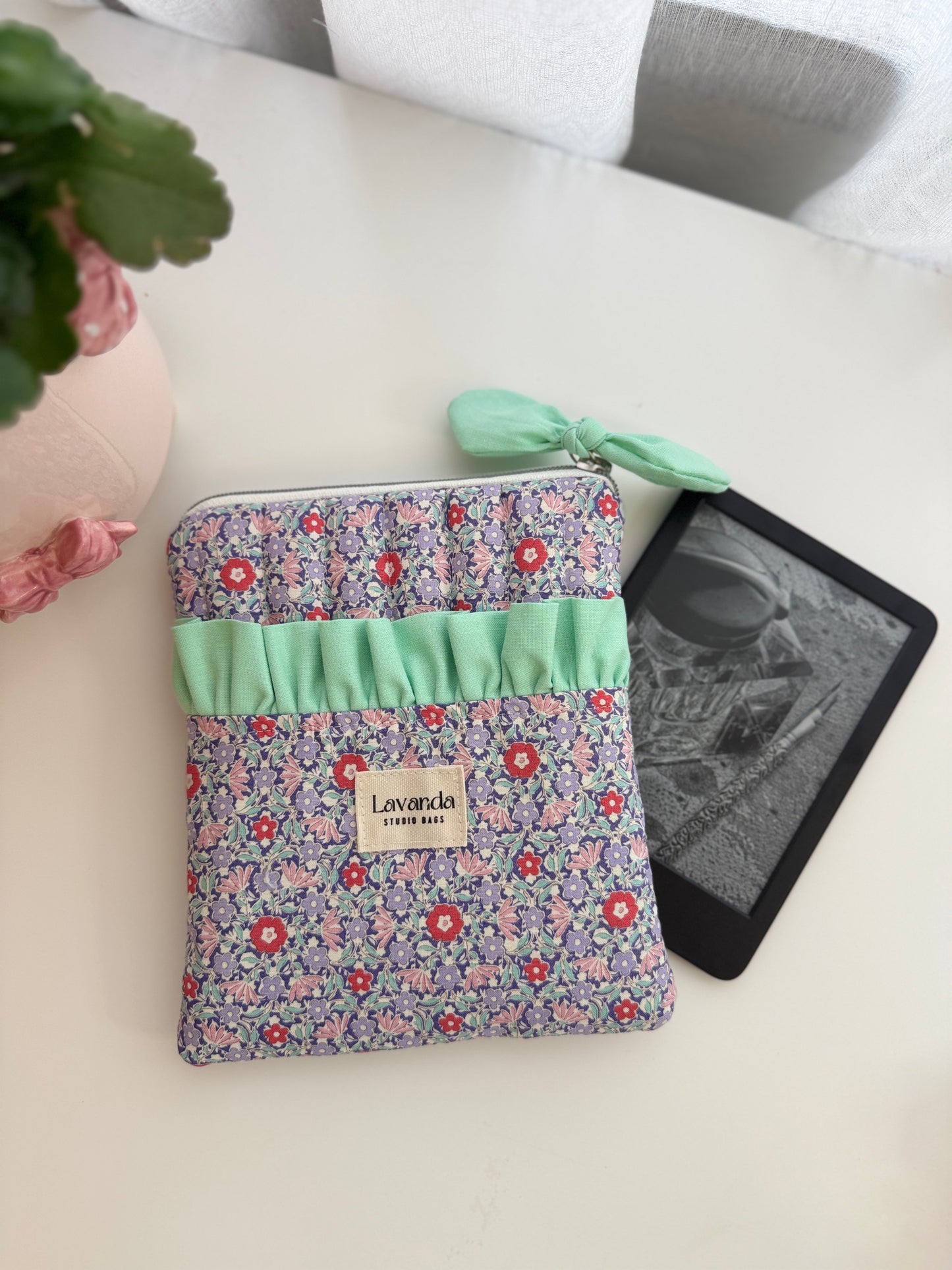 Capa Kindle floral e verde-pastel
