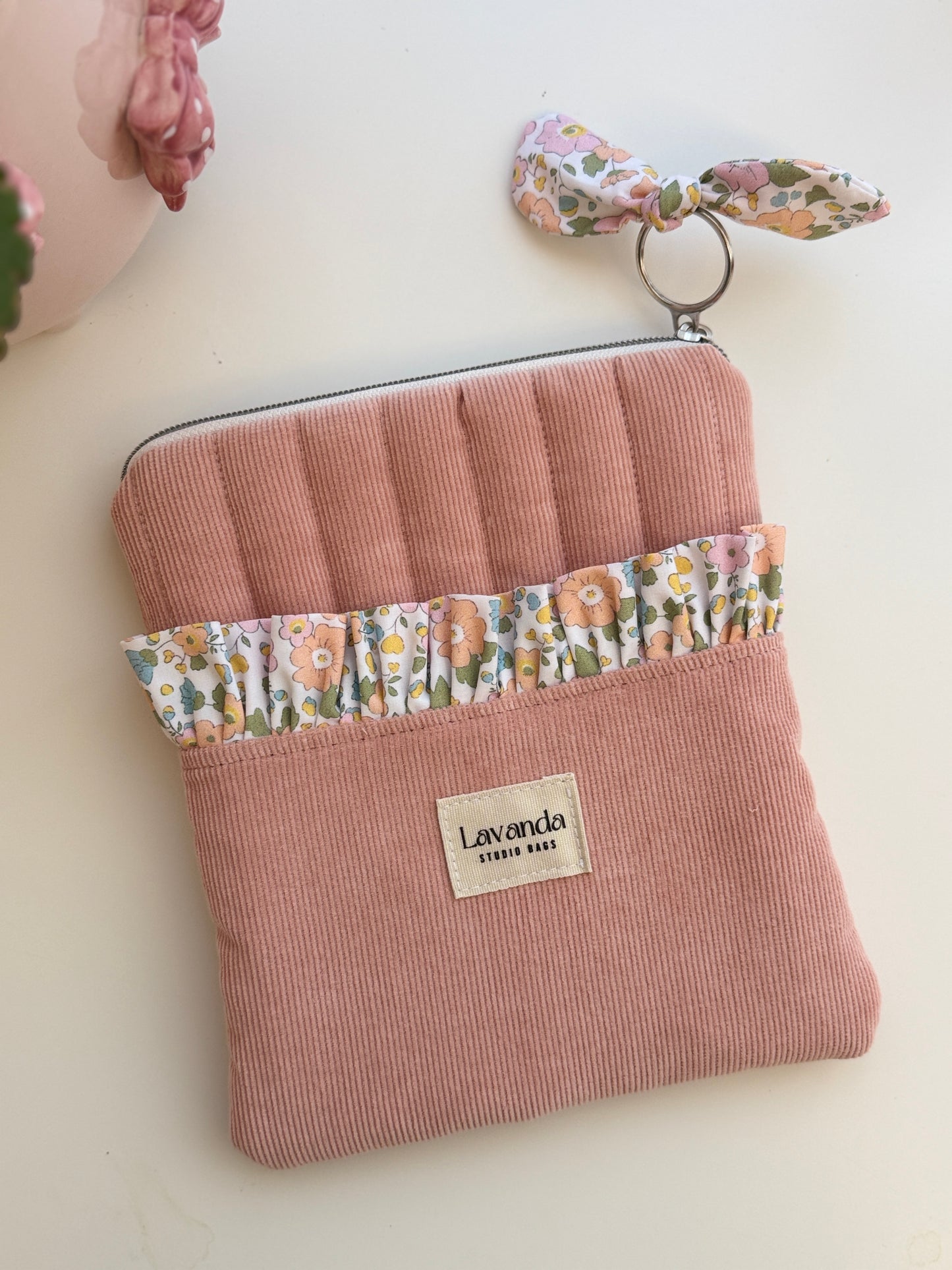 Capa para Kindle com estampado floral em tons pastel rosa.