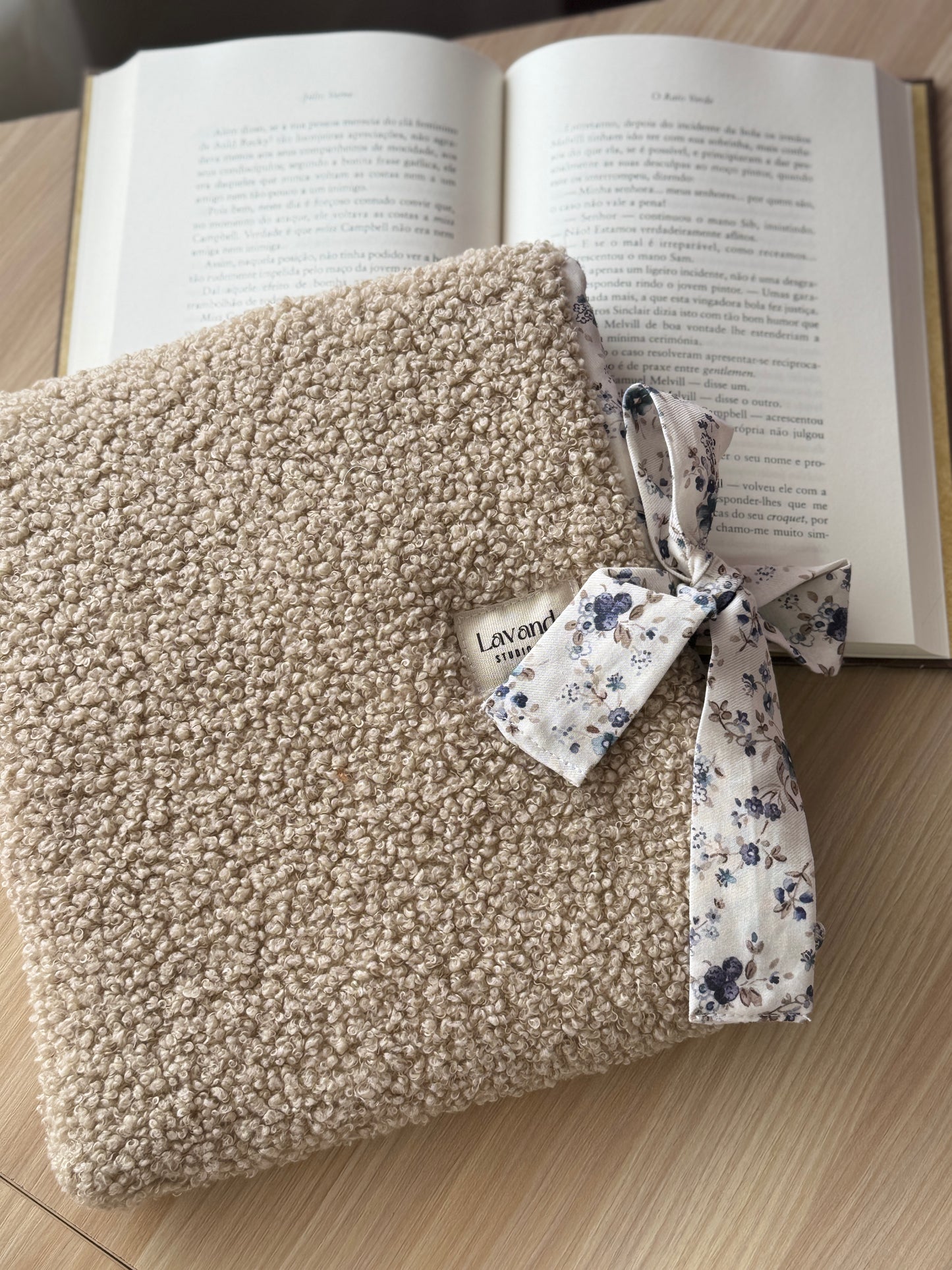 Book cover teddy beige and flowers