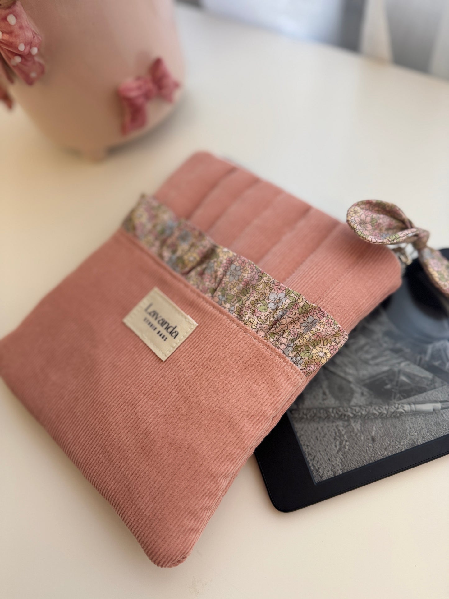 Capa para Kindle com estampado floral em tons pastel rosa.