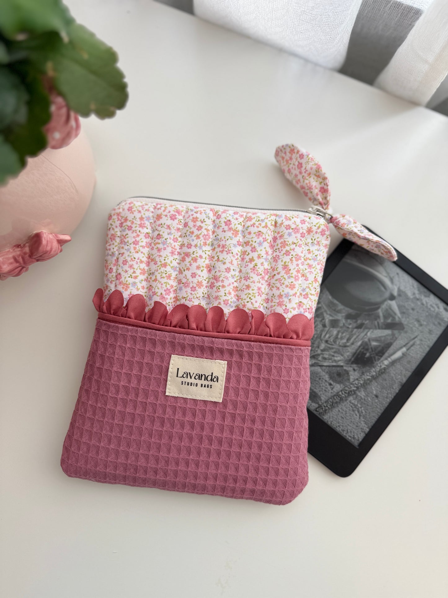 Capa Kindle mini flores pastel.