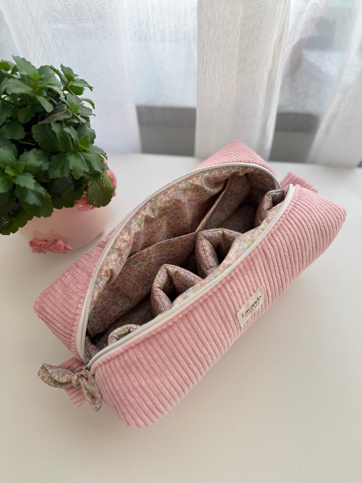 Mala Dyson Airwrap cor de rosa com panda e flores no interior