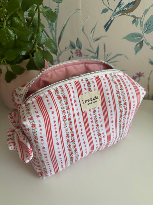 Cosmetic bag fresia simple medium little capsule.🌸