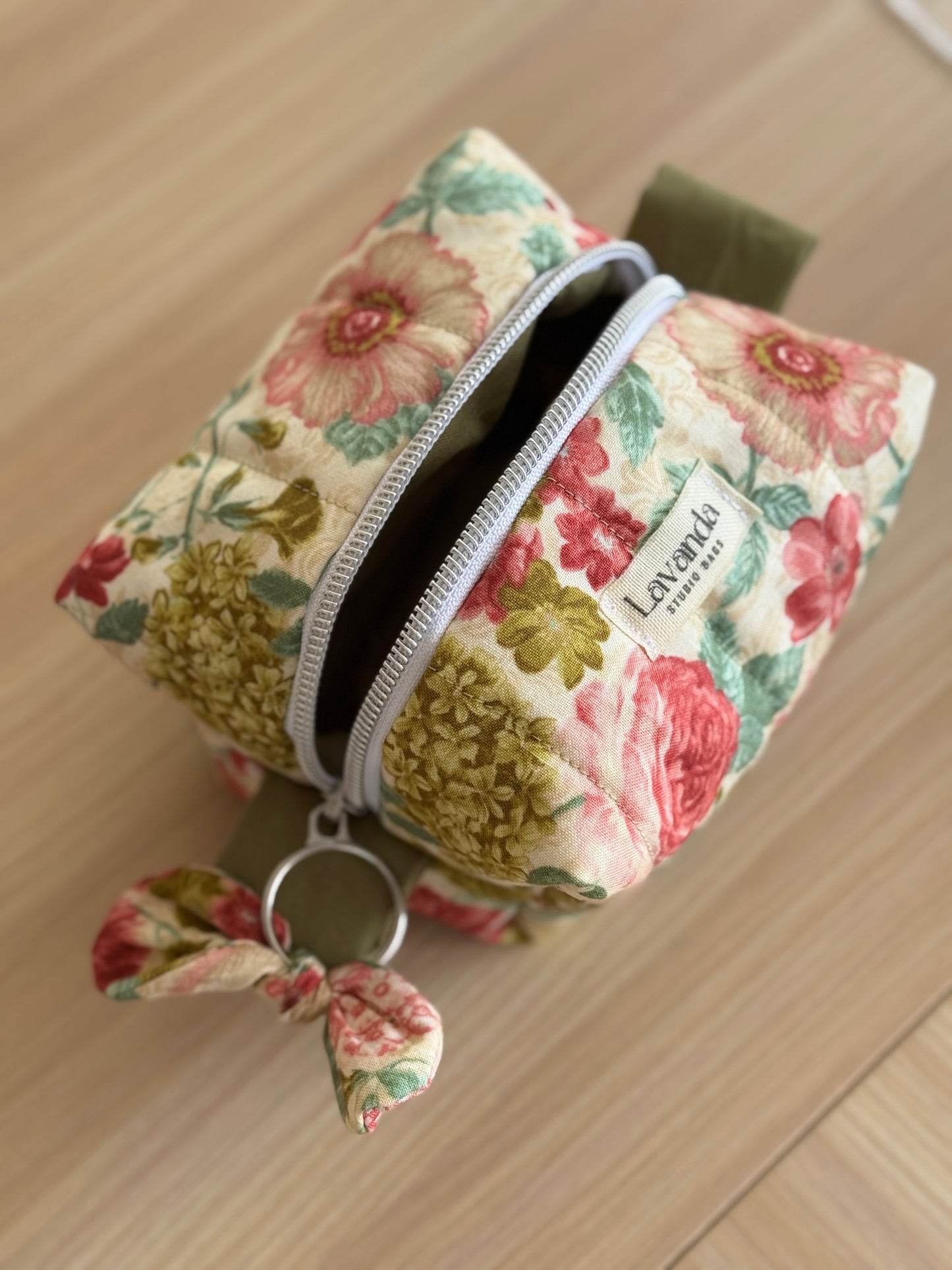 Mini cometic bag rouse and green cosmetic bag.
