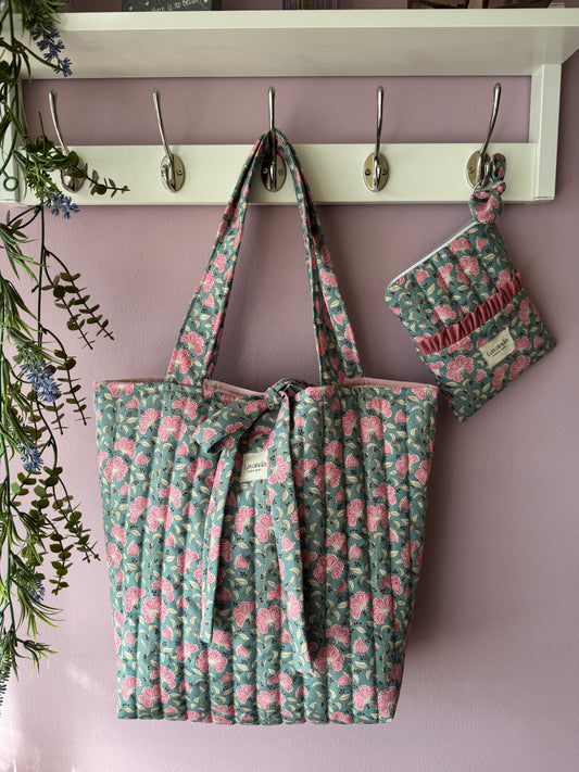 ¡Reposición! Bolso tote Amalia con flores en verde petróleo y rosa.
