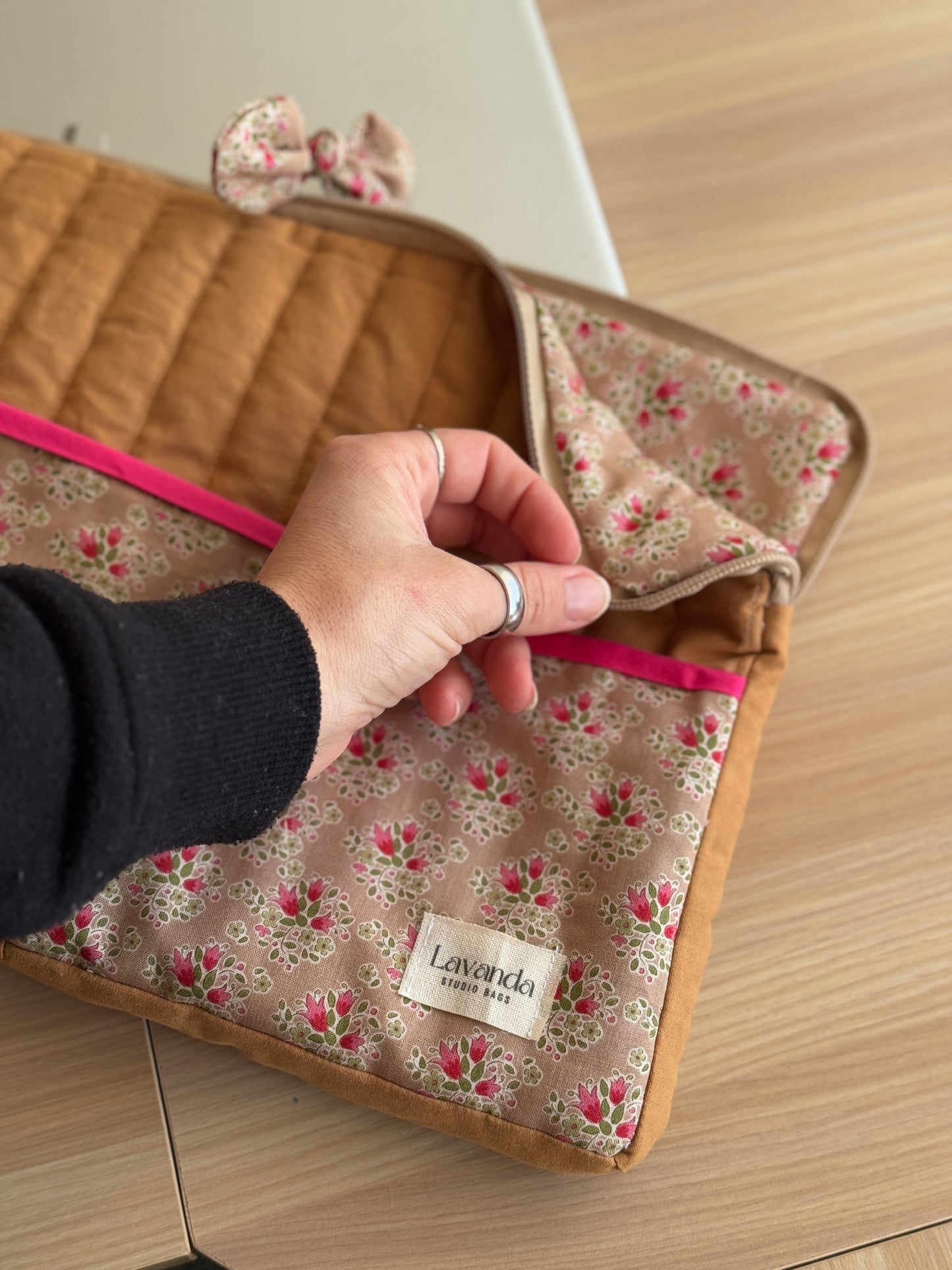 Laptop case flowers cinnamon.