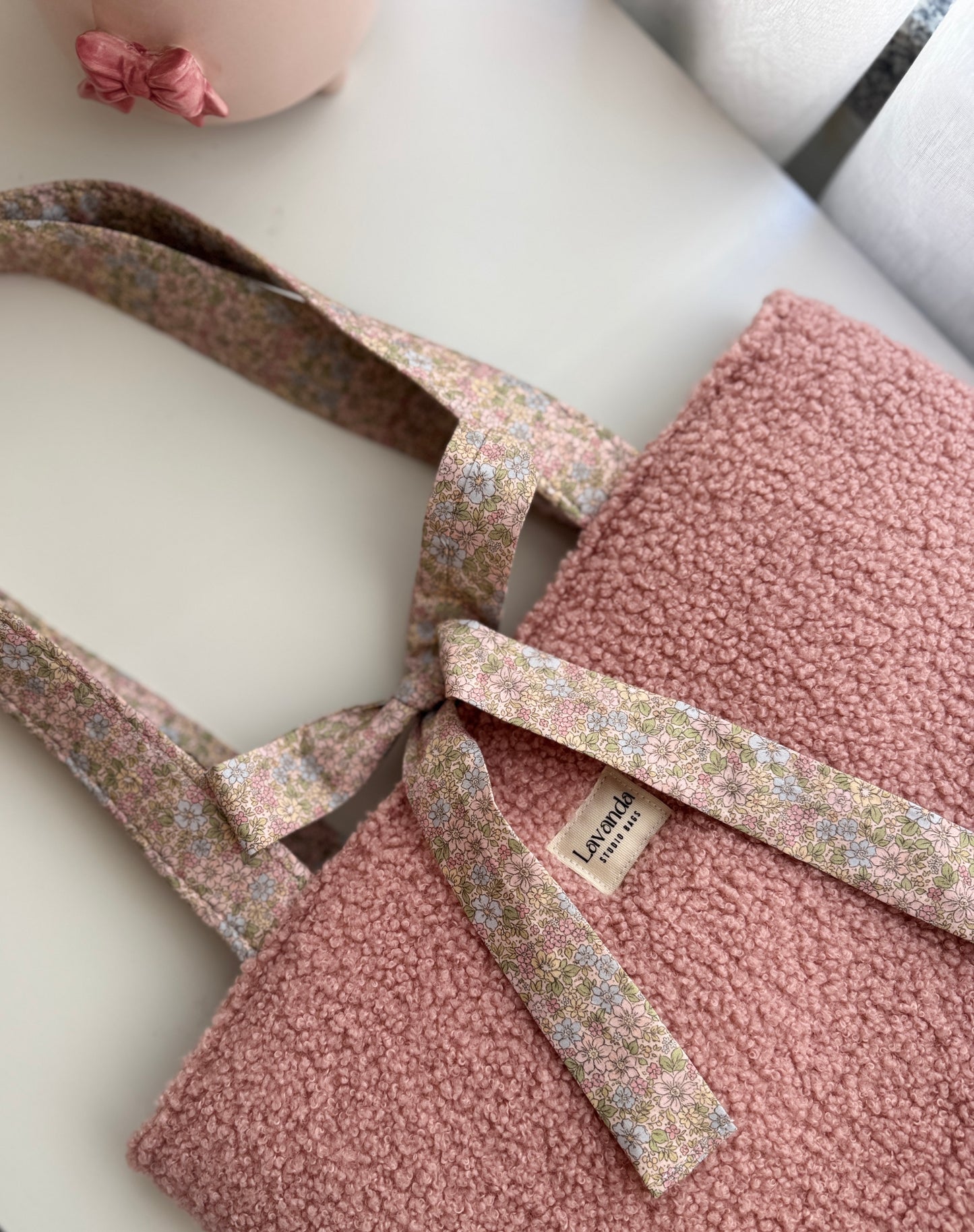 Mala de tecido de pelúcia rosa com flores