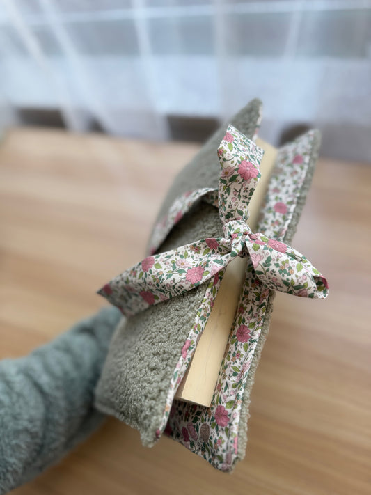 Book cover with flaps teddy green and flowers