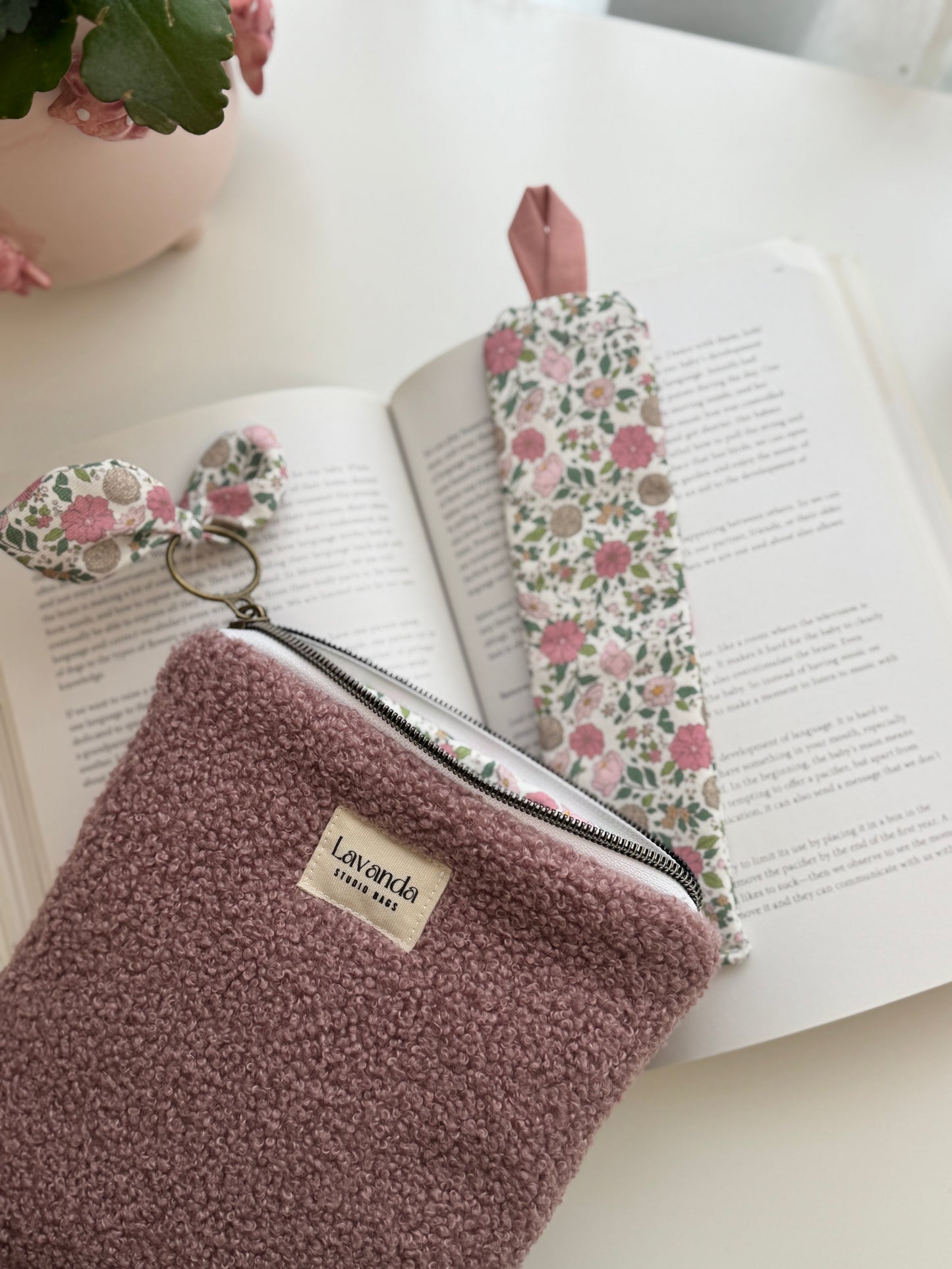 Marcador de livro rosa com flores