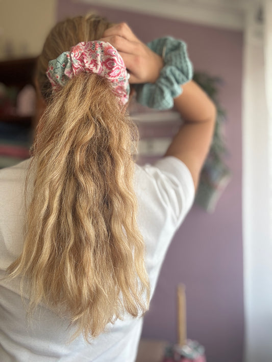 Scrunchie lirio green and pink flowers 6
