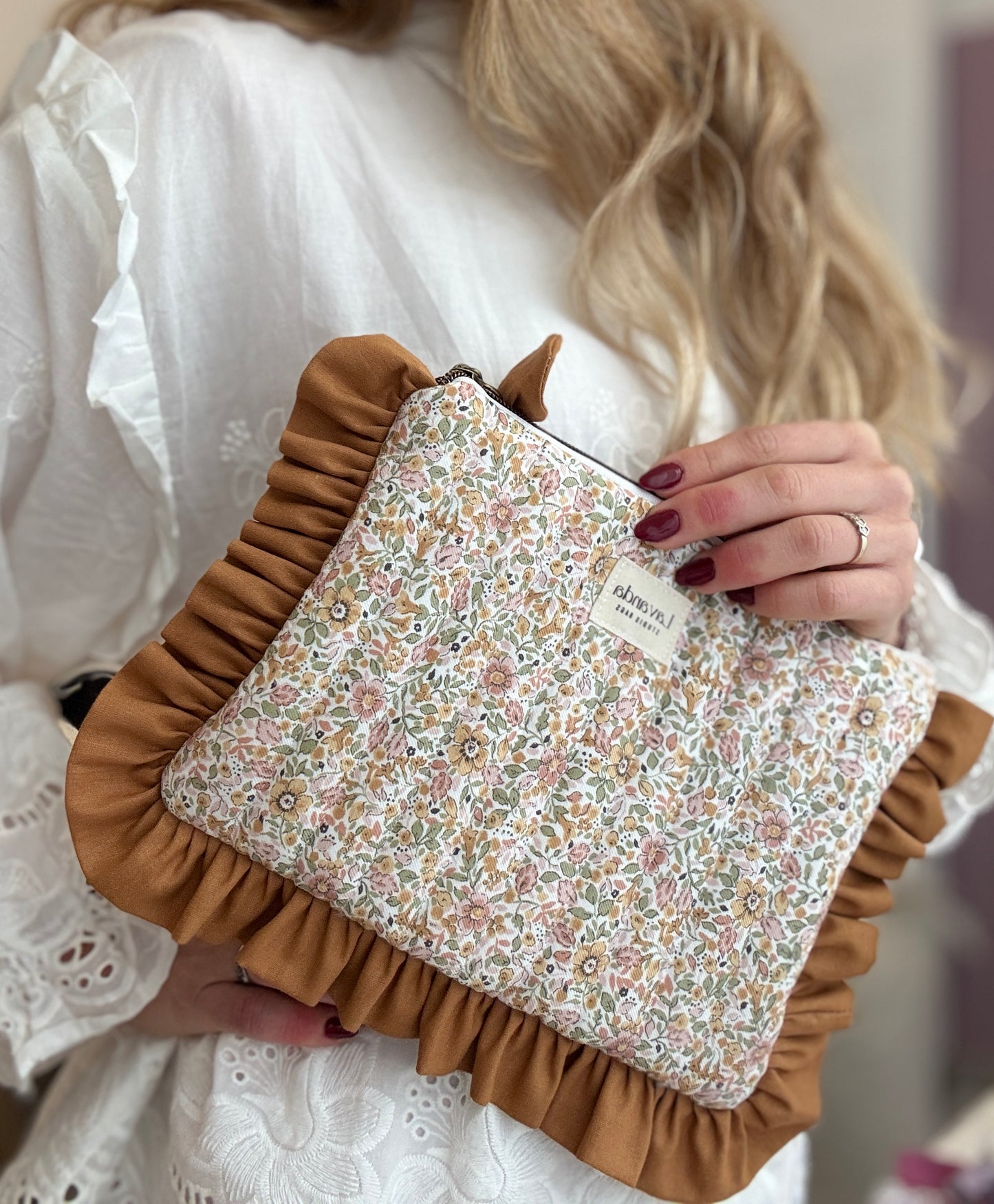 Nécessaire de maquilhagem com estampado de flores verde-magnólia, ocre e folhos 🌸. Apenas uma unidade disponível.