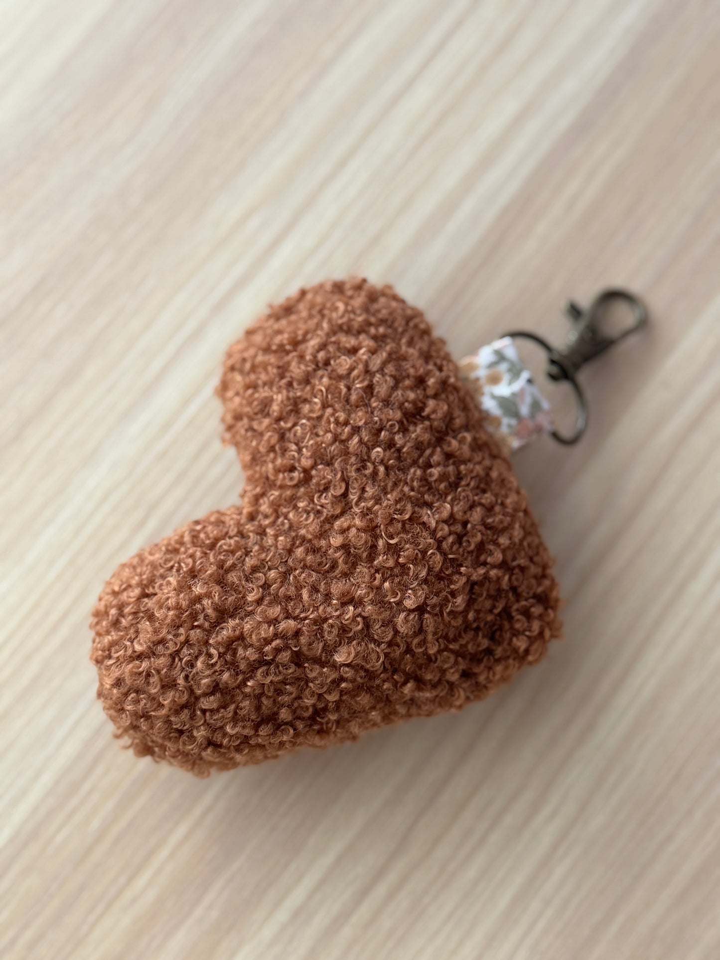 Llavero de tela con forma de corazón de peluche musculoso