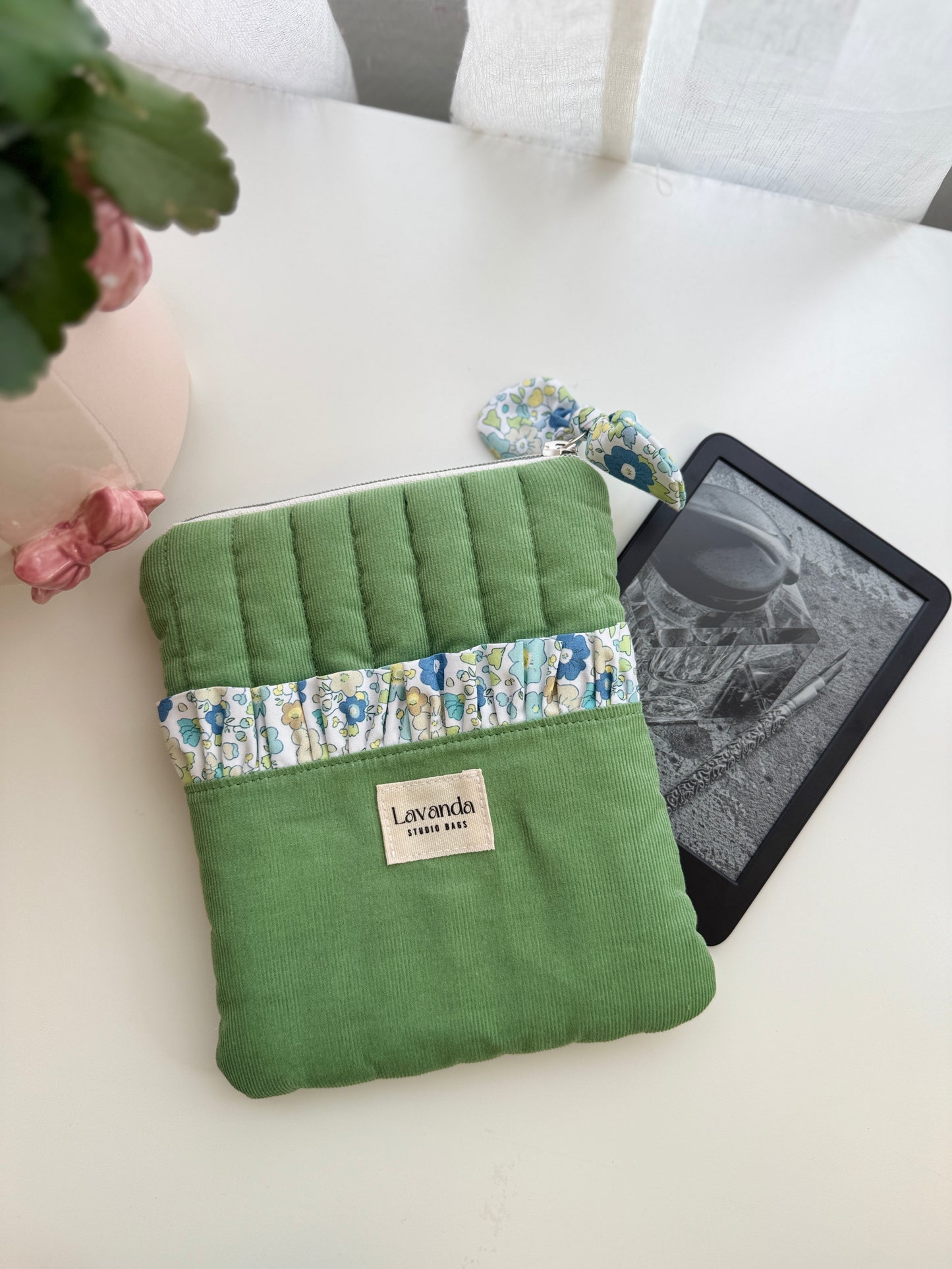 Capa Kindle flores pastel verde