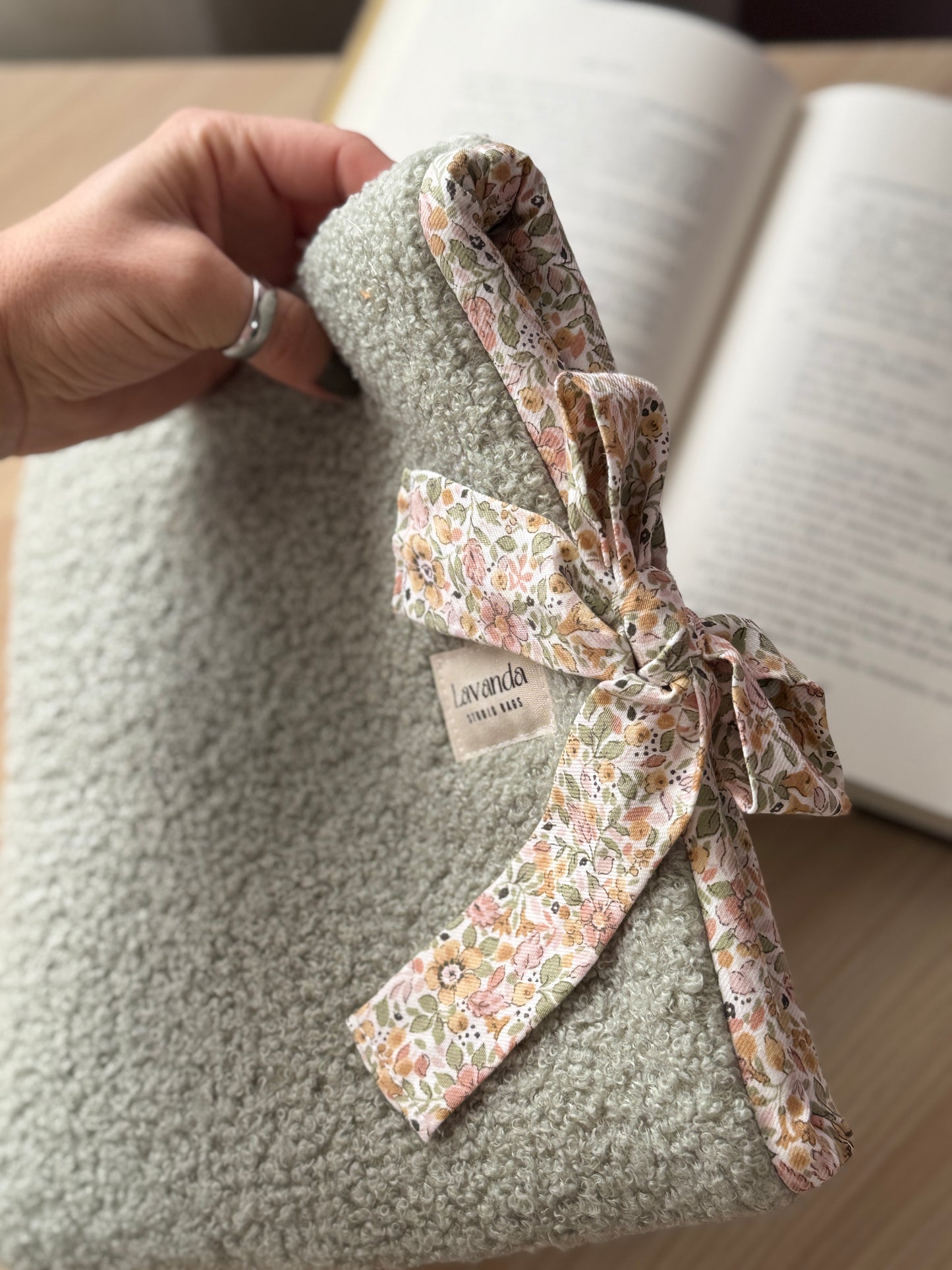 Book cover teddy green and flowers