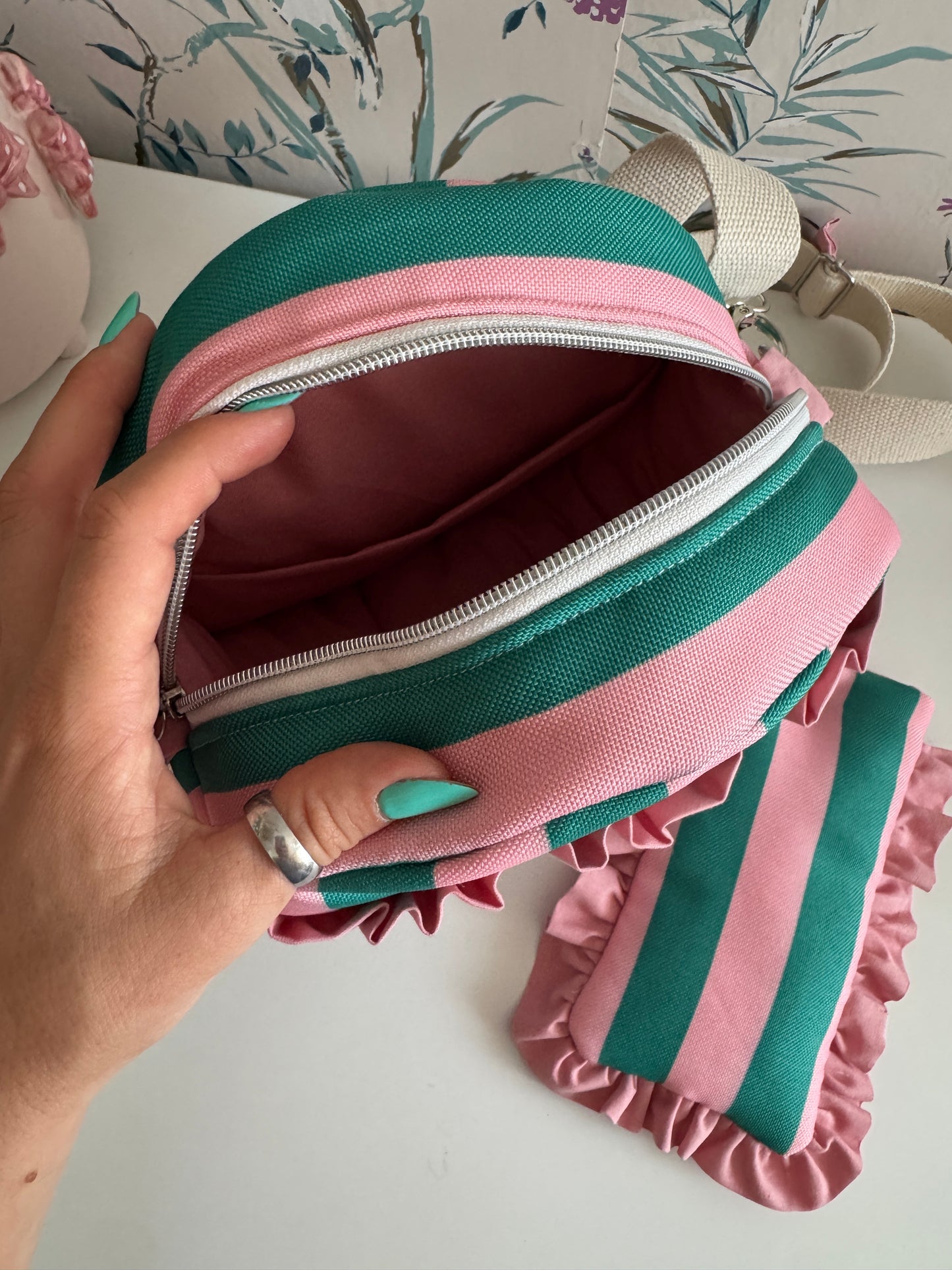 Round shoulder bag jazmín summer collection pink and green.