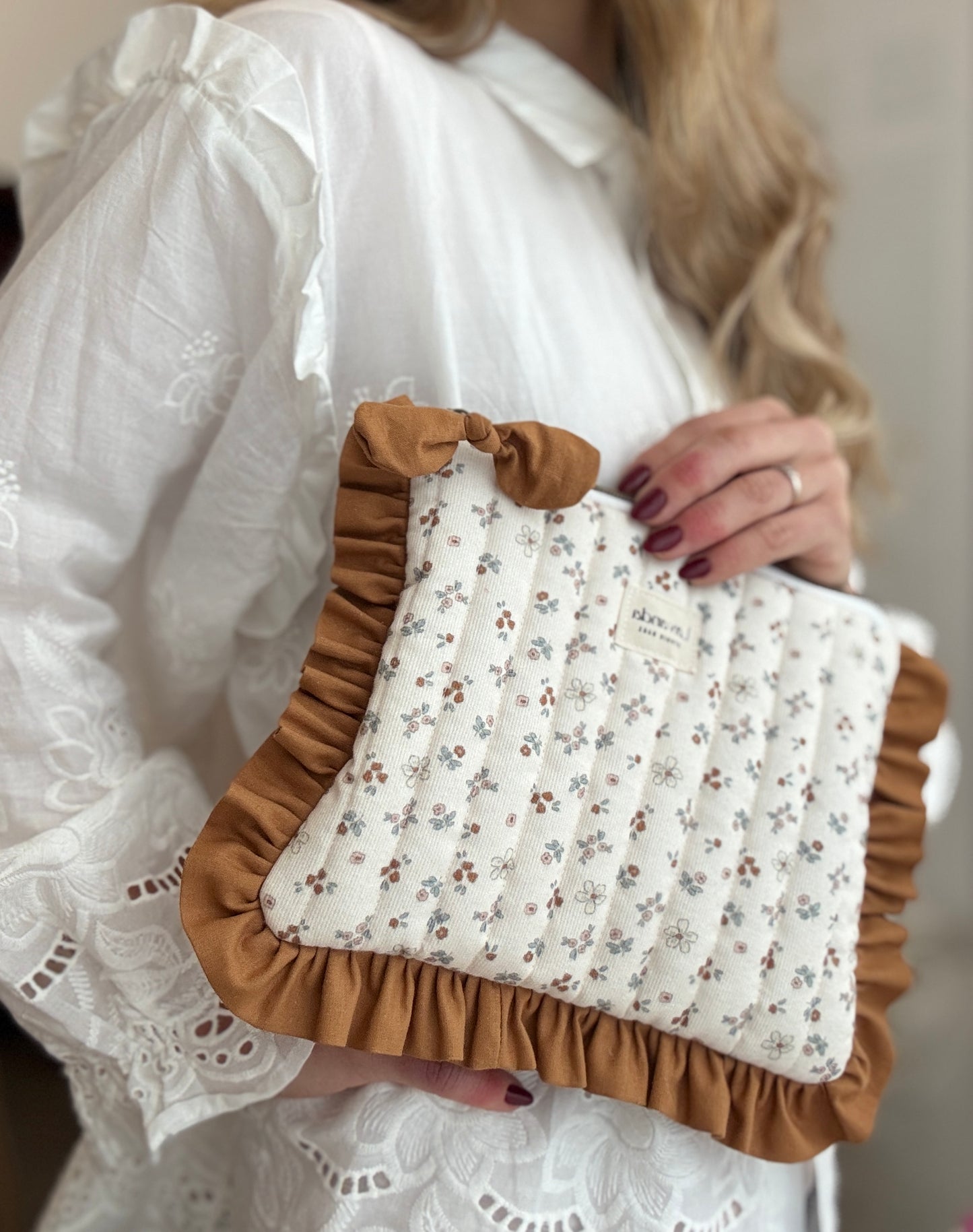 Nécessaire de maquilhagem com estampado de flores em tons pastel de magnólia e folho ocre 🌸 Apenas uma unidade disponível!