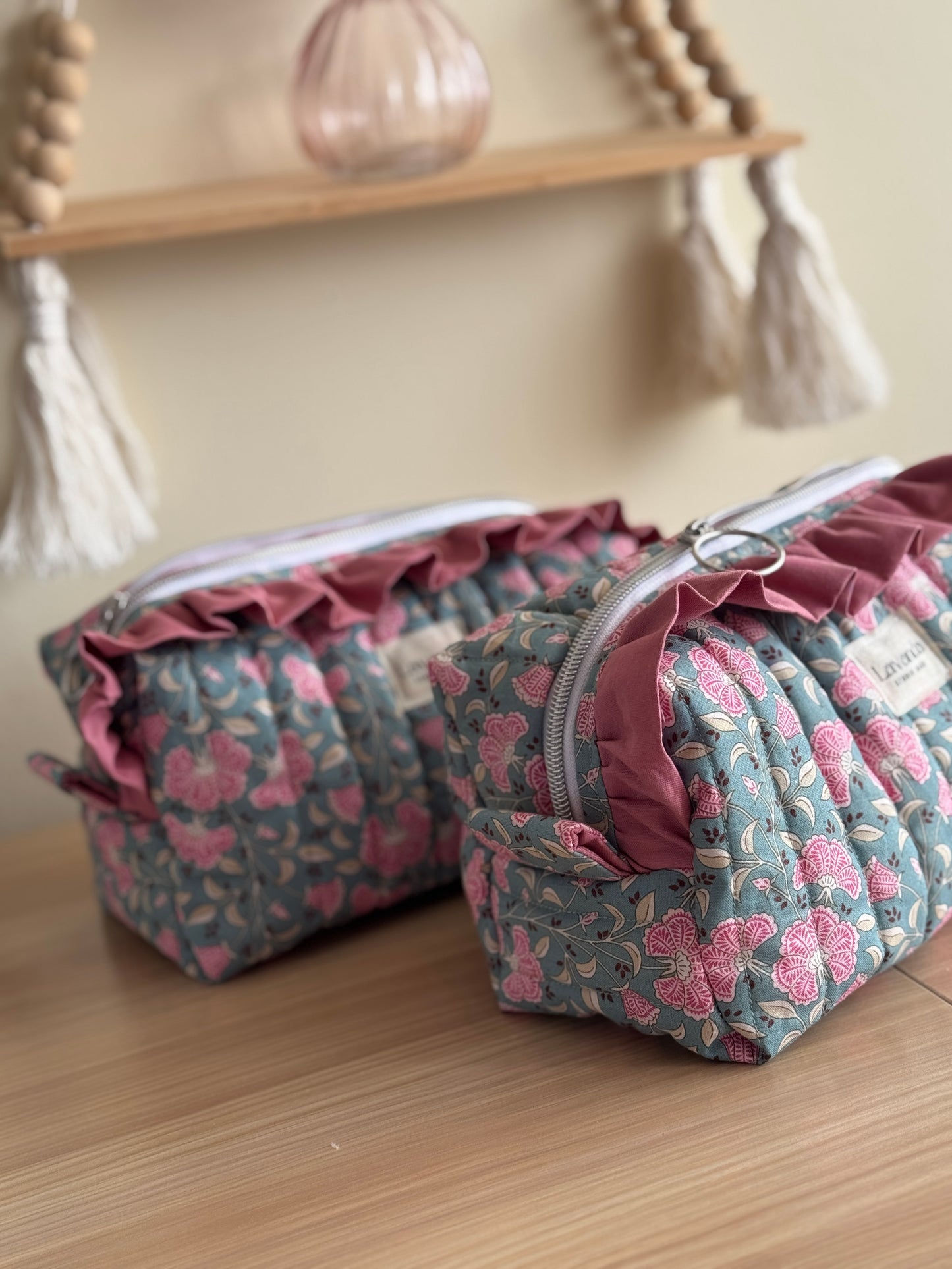a.Cosmetic bag green floral wind