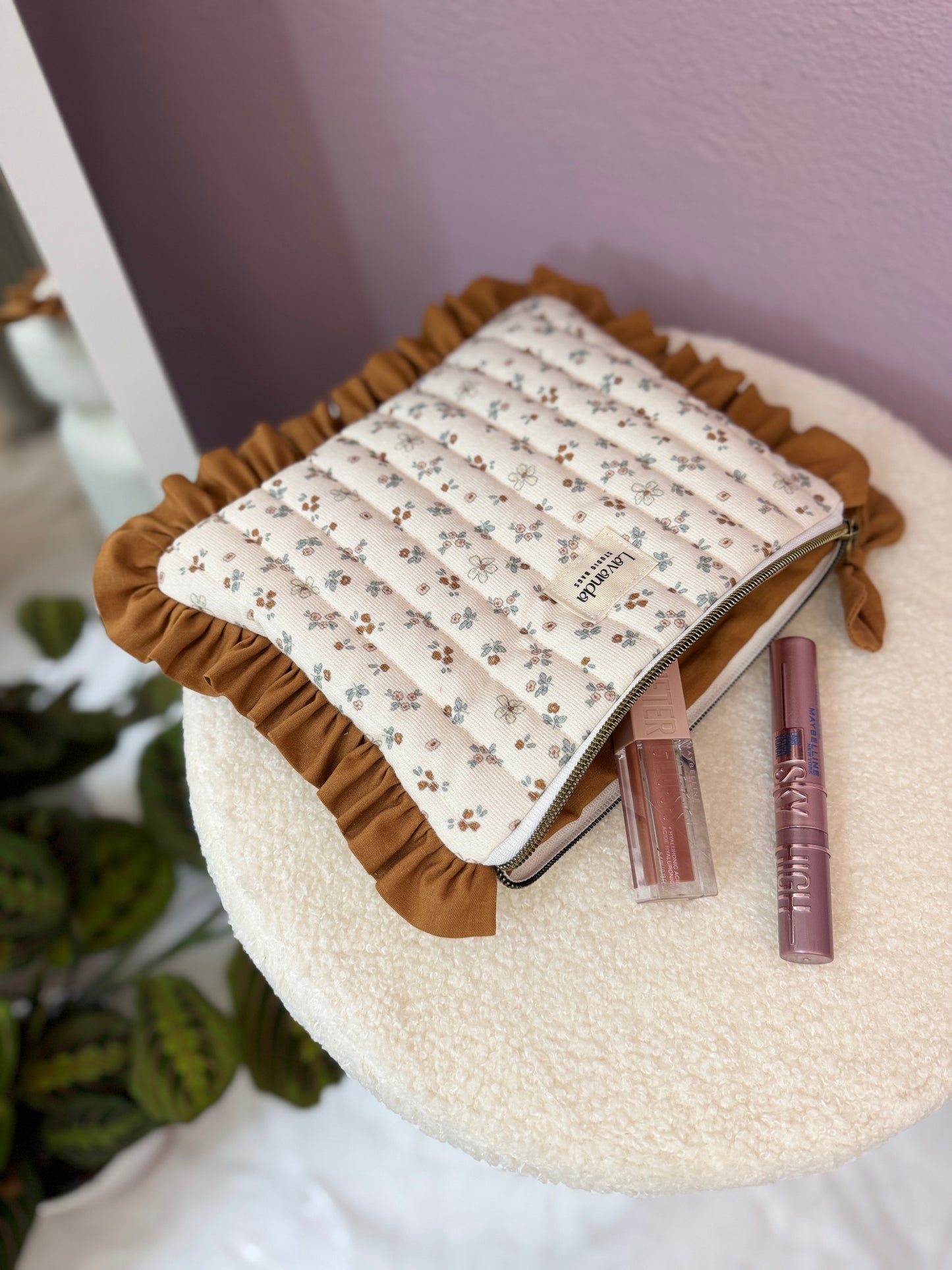 Nécessaire de maquilhagem com estampado de flores em tons pastel de magnólia e folho ocre 🌸 Apenas uma unidade disponível!