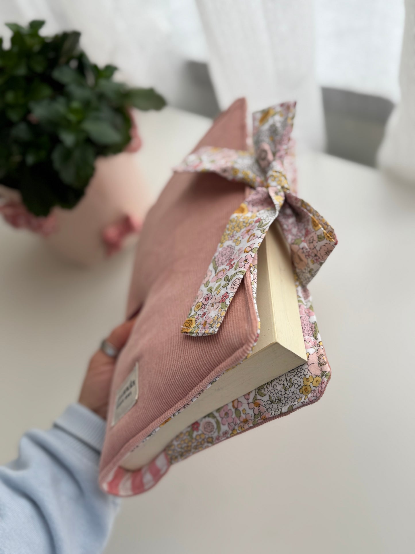 Capa de livro com abas, cápsula rosa