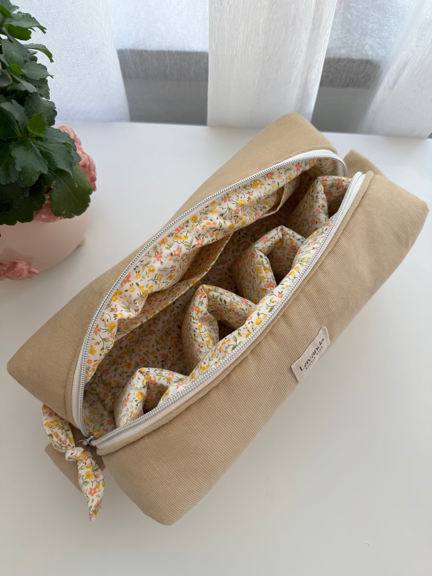 Mala Dyson Airwrap em micro-veludo cotelê amarelo e flores no interior