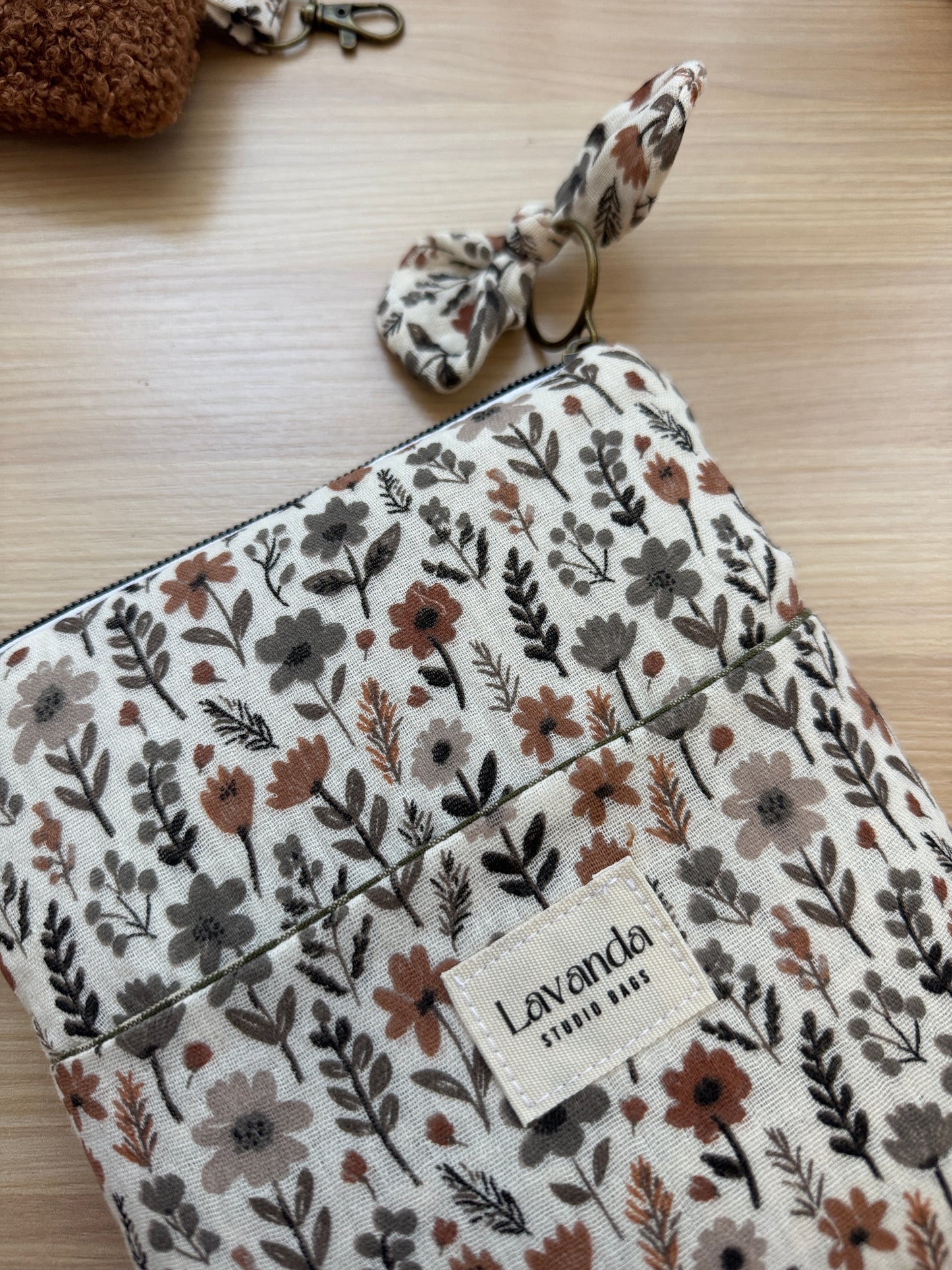 Funda Kindle con flores marrones