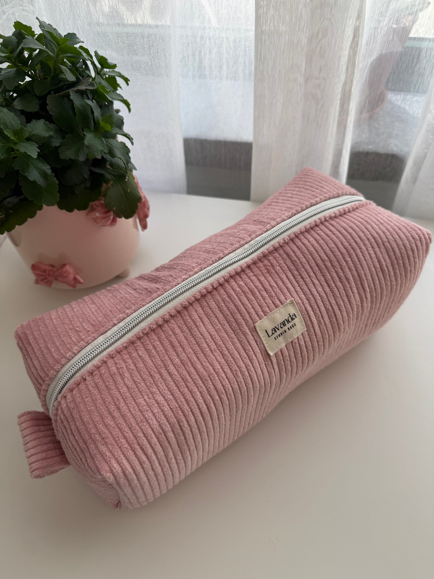 Mala Dyson Airwrap cor de rosa com panda e flores no interior