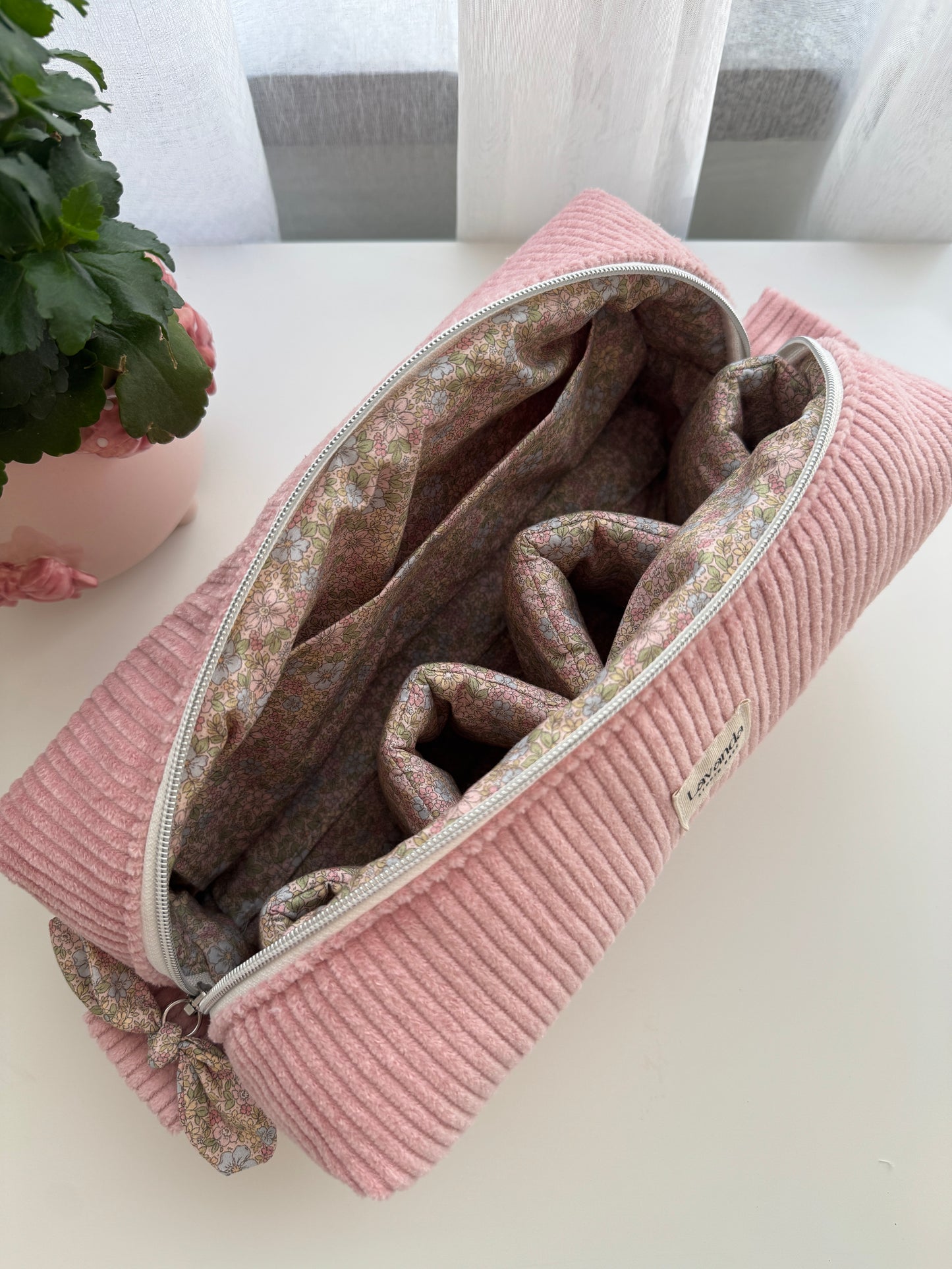 Mala Dyson Airwrap cor de rosa com panda e flores no interior