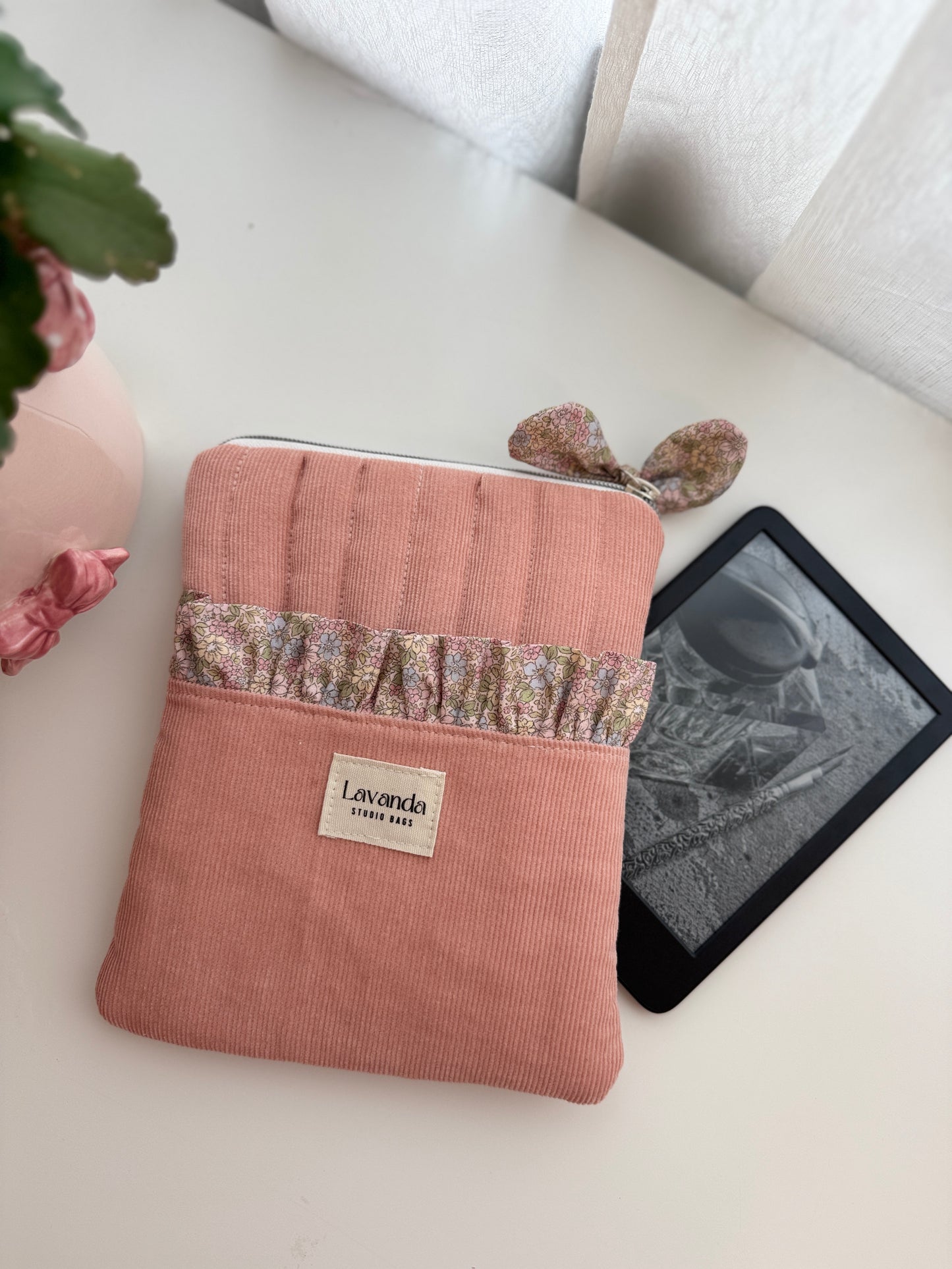 Capa para Kindle com estampado floral em tons pastel rosa.