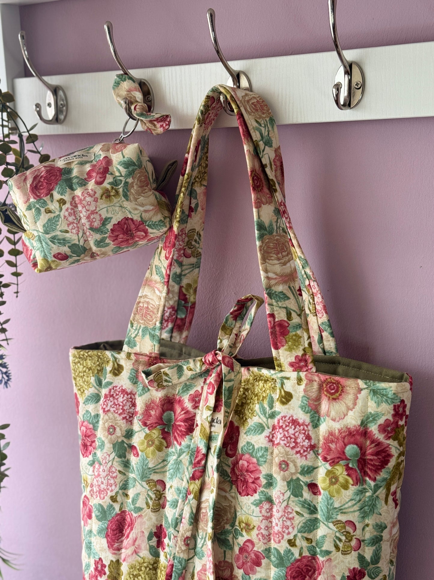 Mini cometic bag rouse and green cosmetic bag.