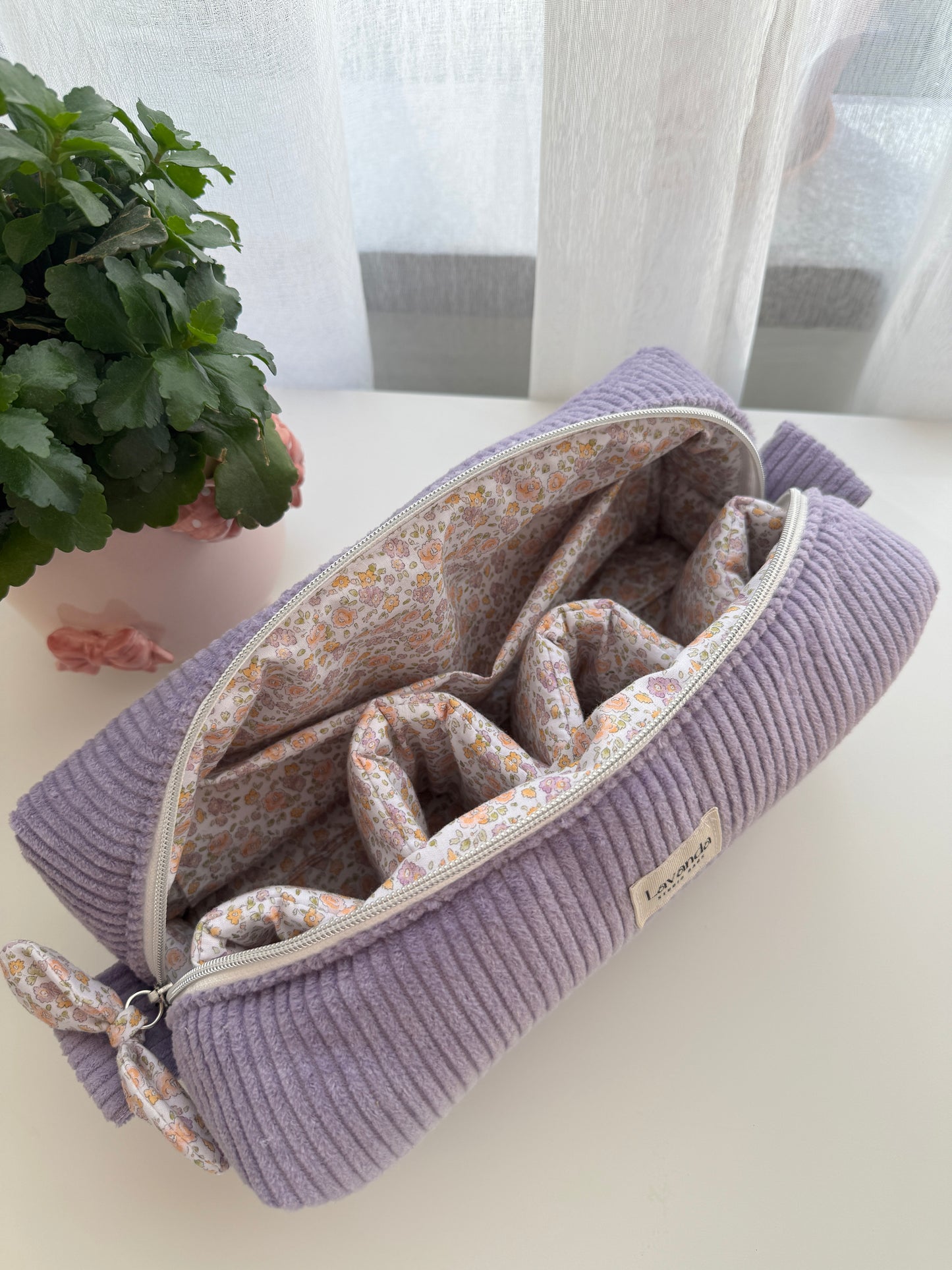 Mala Dyson airwrap lilás pana e flores no interior