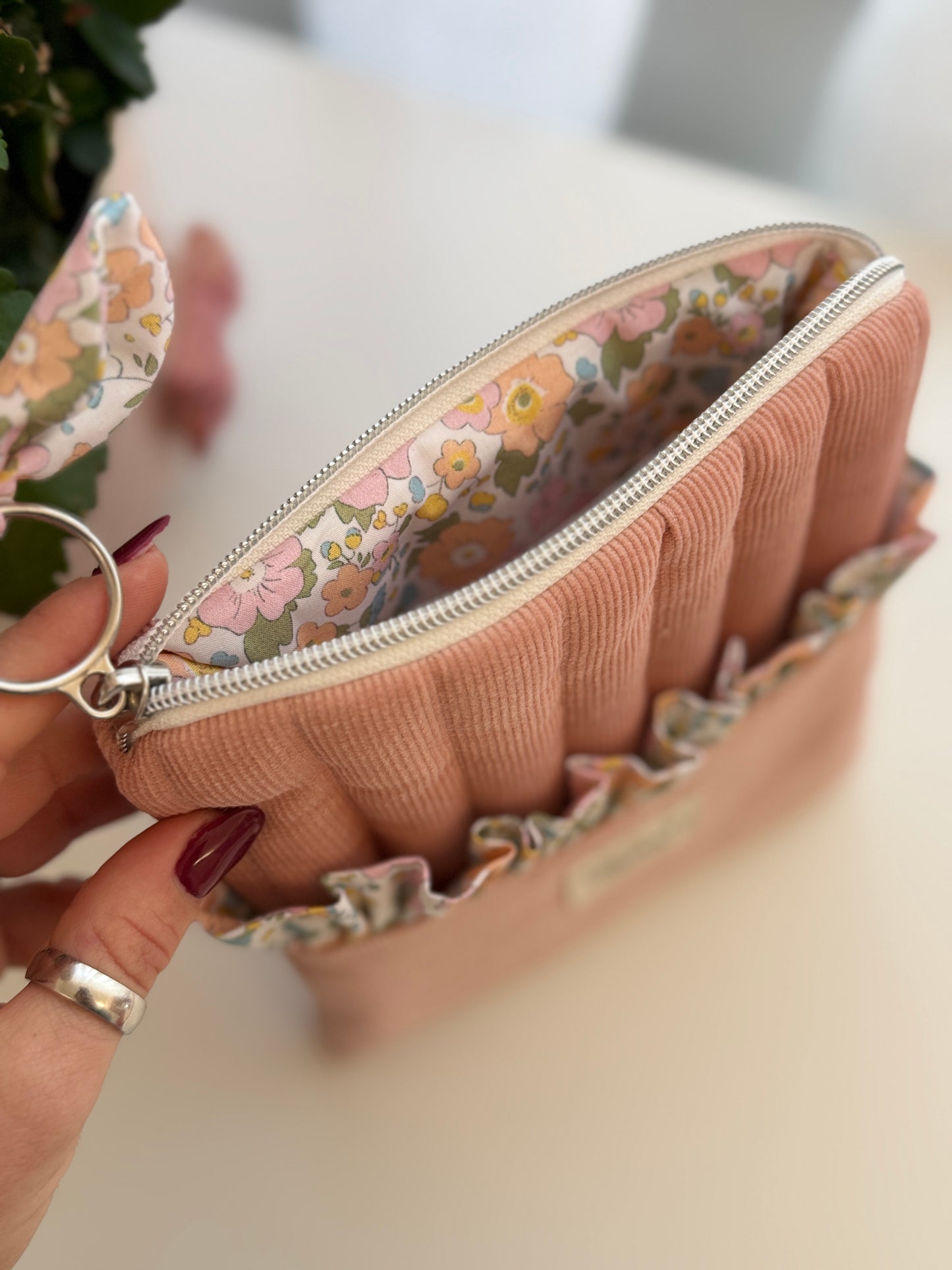 Capa para Kindle com estampado floral em tons pastel rosa.
