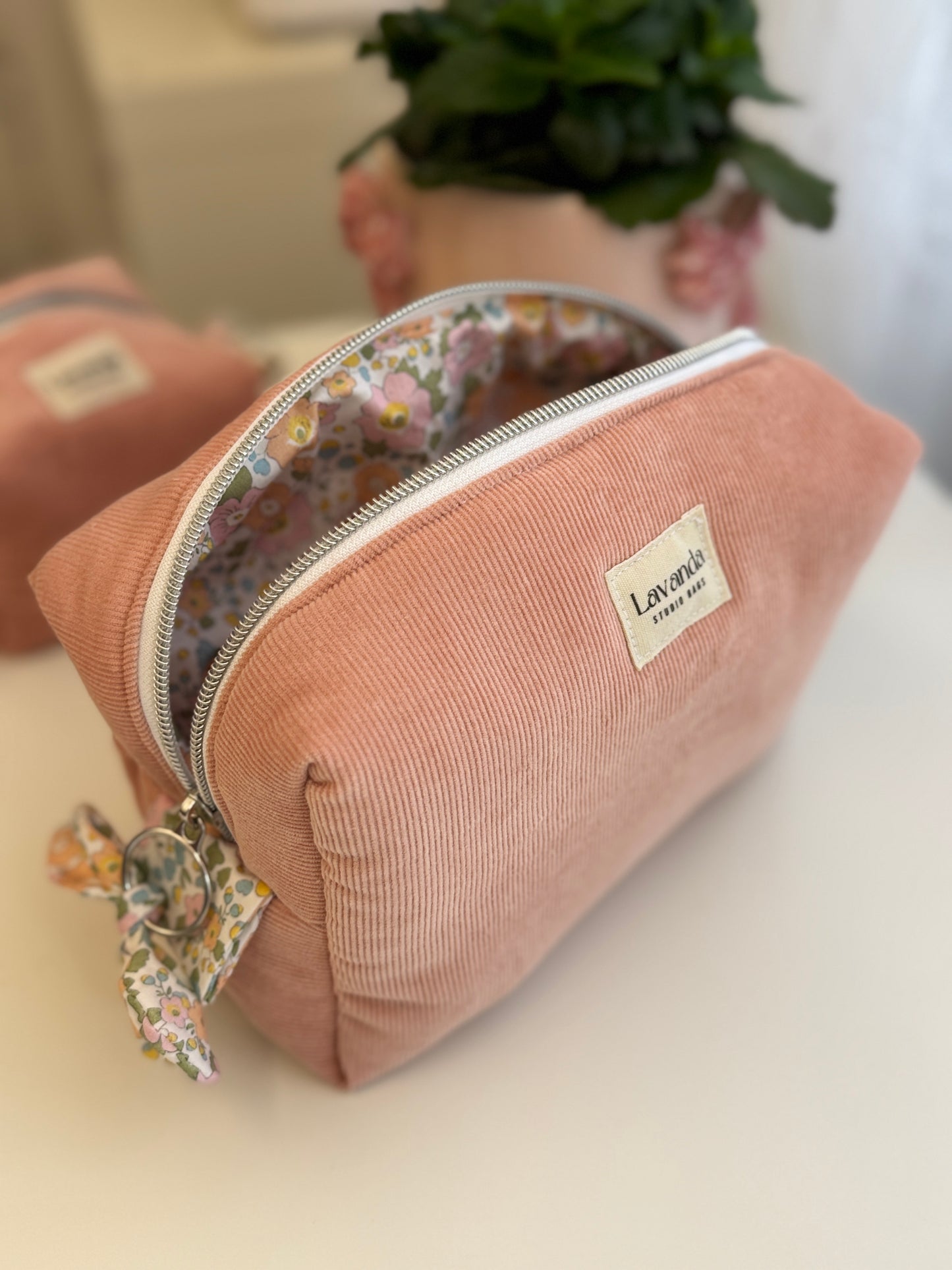 Nécessaire de cosméticos Fresia com flores simples no interior.