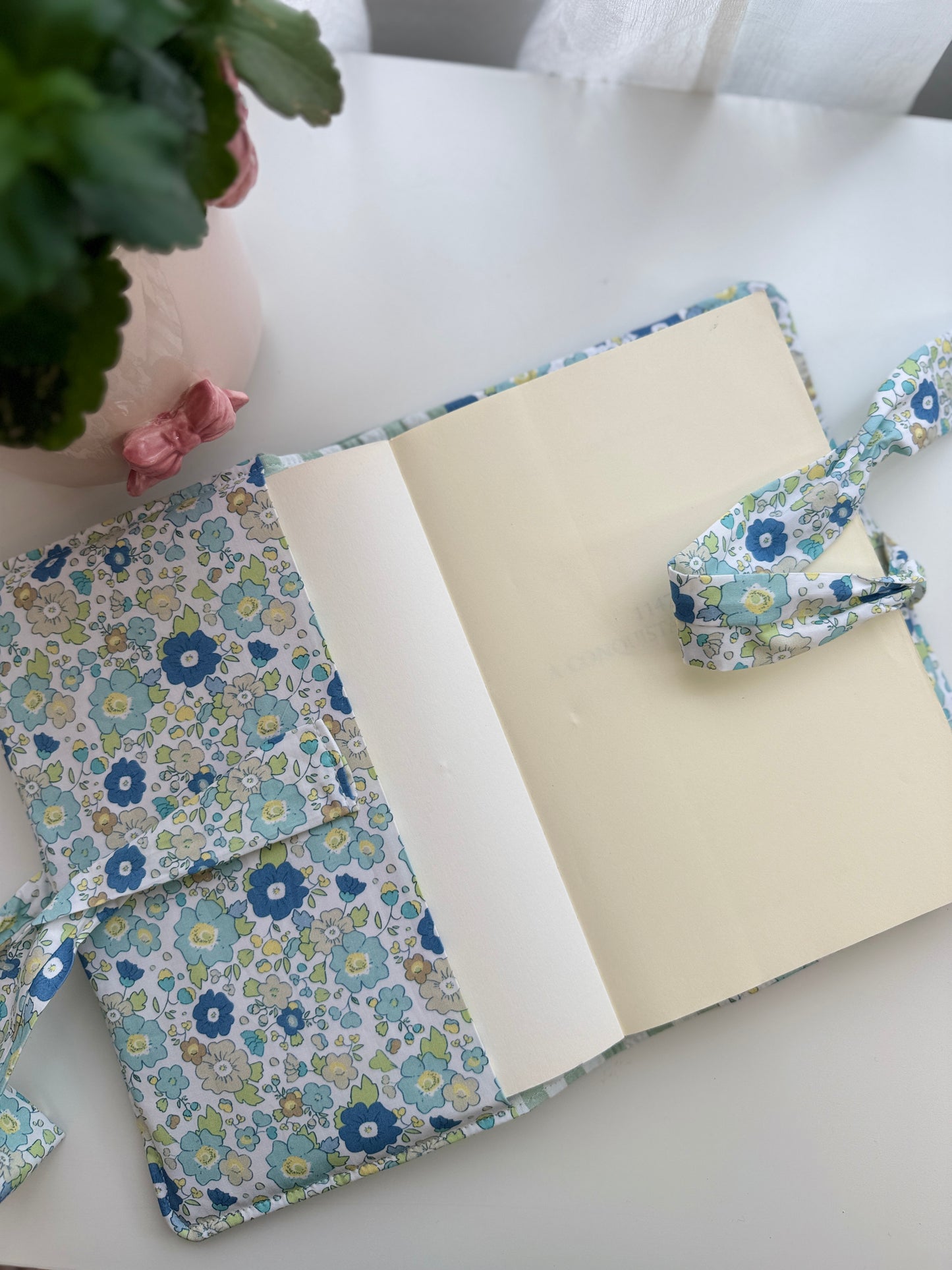 Cápsula de pistácio com abas para capa de livro