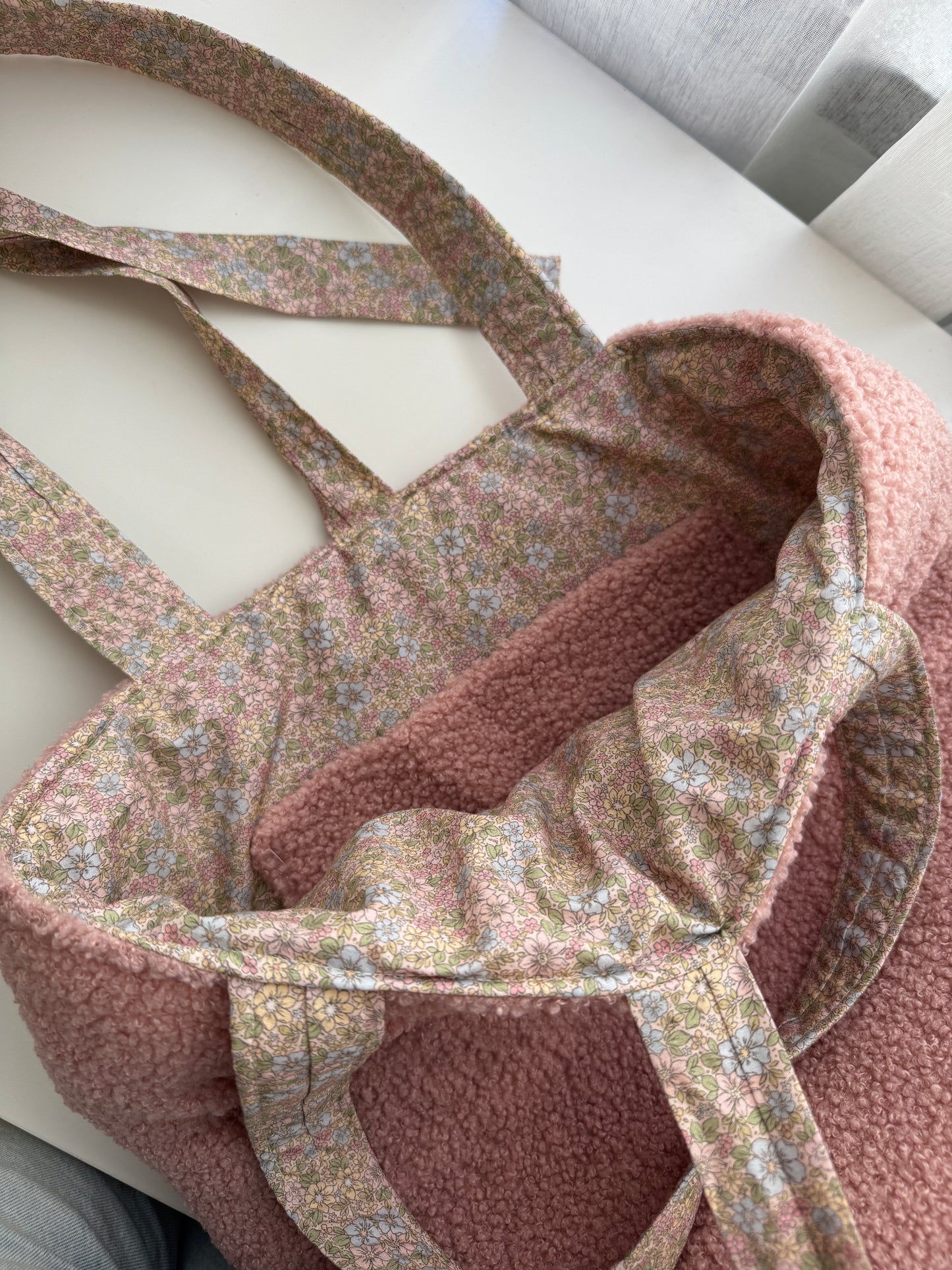 Mala de tecido de pelúcia rosa com flores