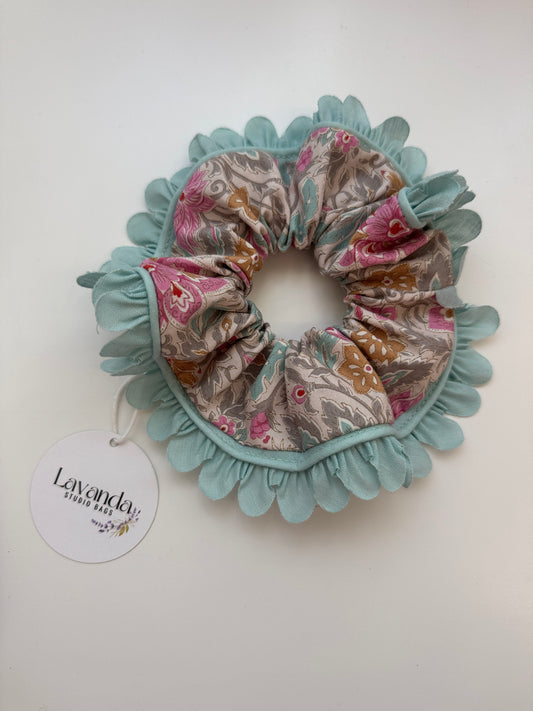 Scrunchie lirio flowers with green petals