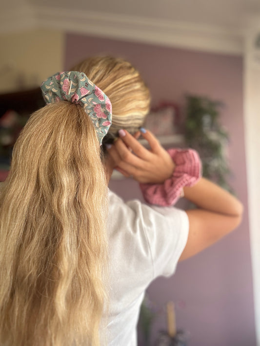 Scrunchie lirio pink waffle and pink flowers 9