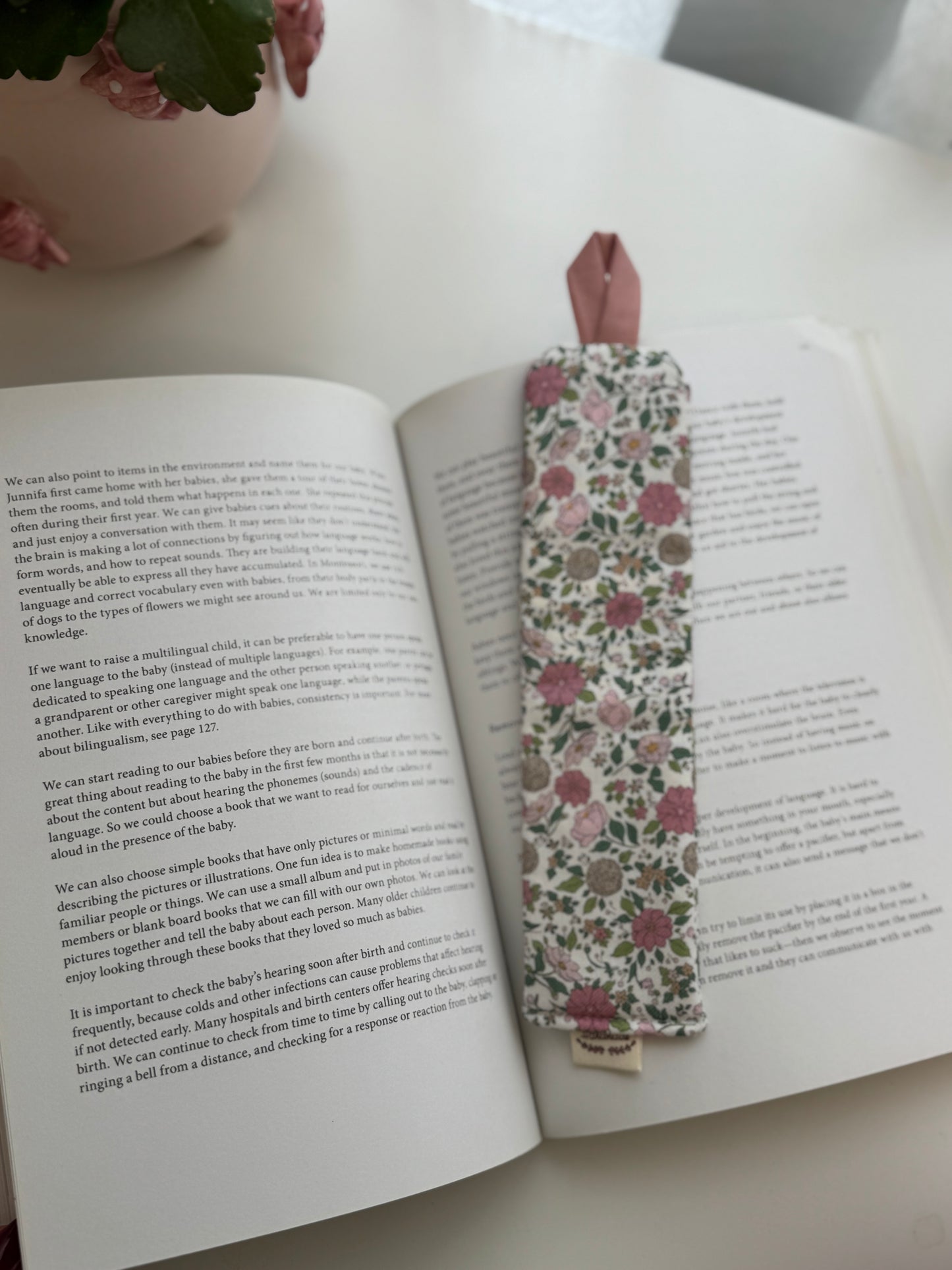 Marcador de livro rosa com flores