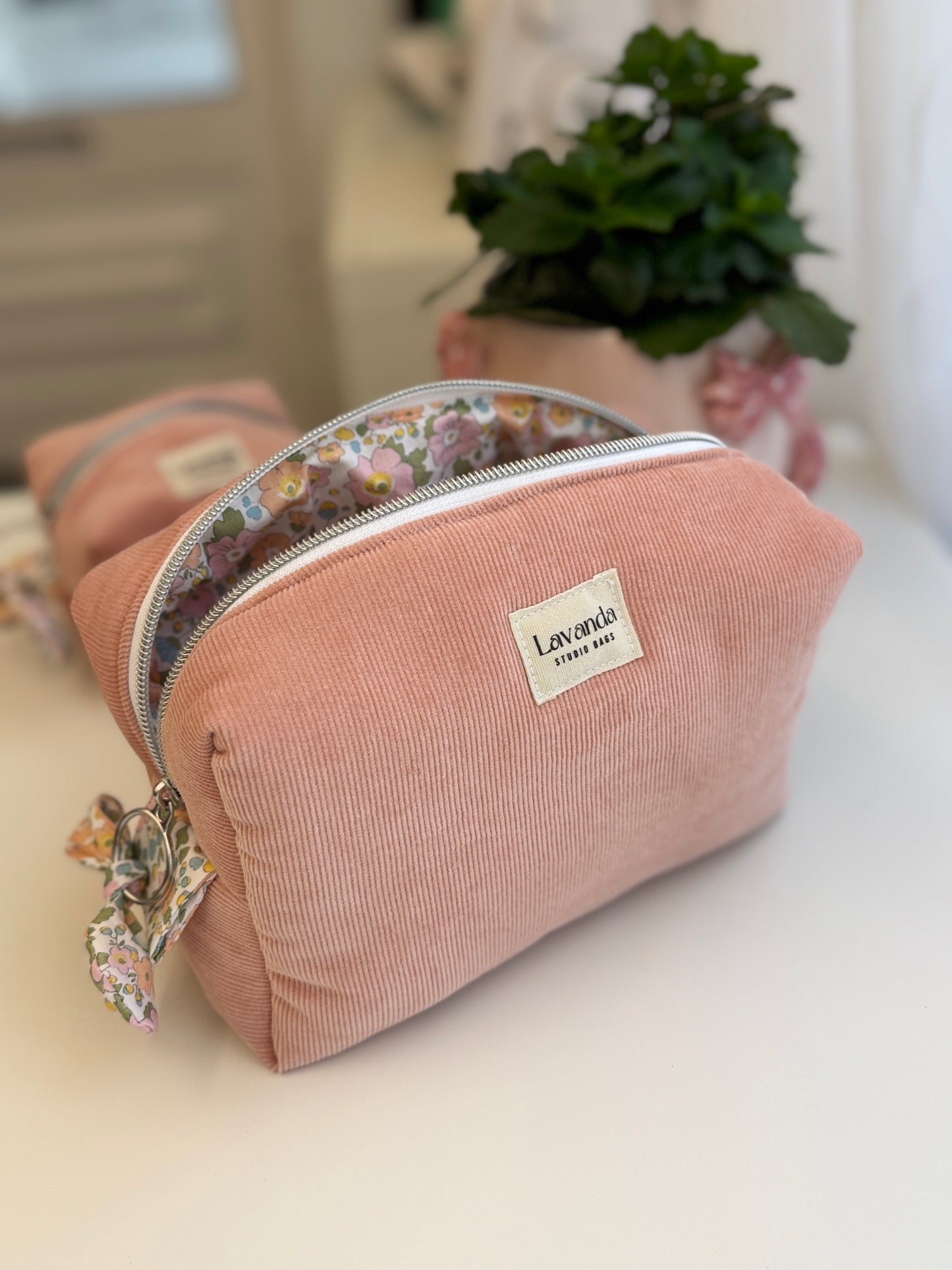 Nécessaire de cosméticos Fresia com flores simples no interior.